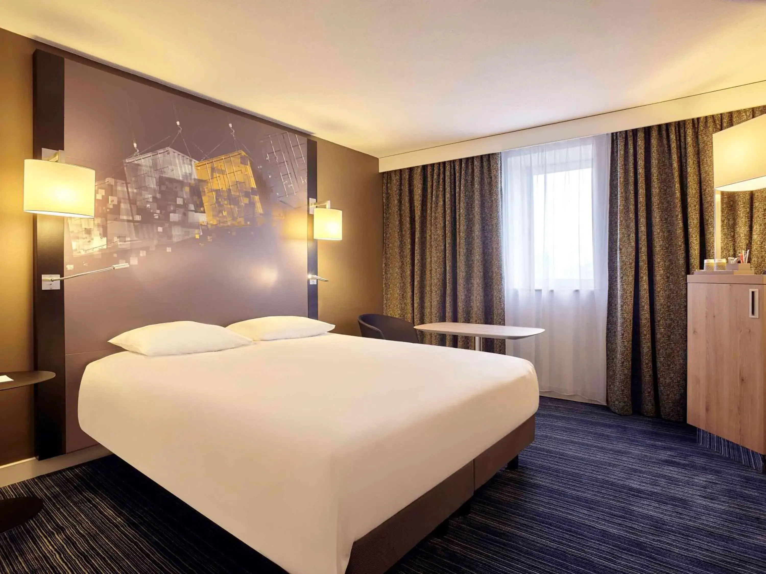 Photo of the whole room, Bed in Mercure Le Havre Centre Bassin Du Commerce