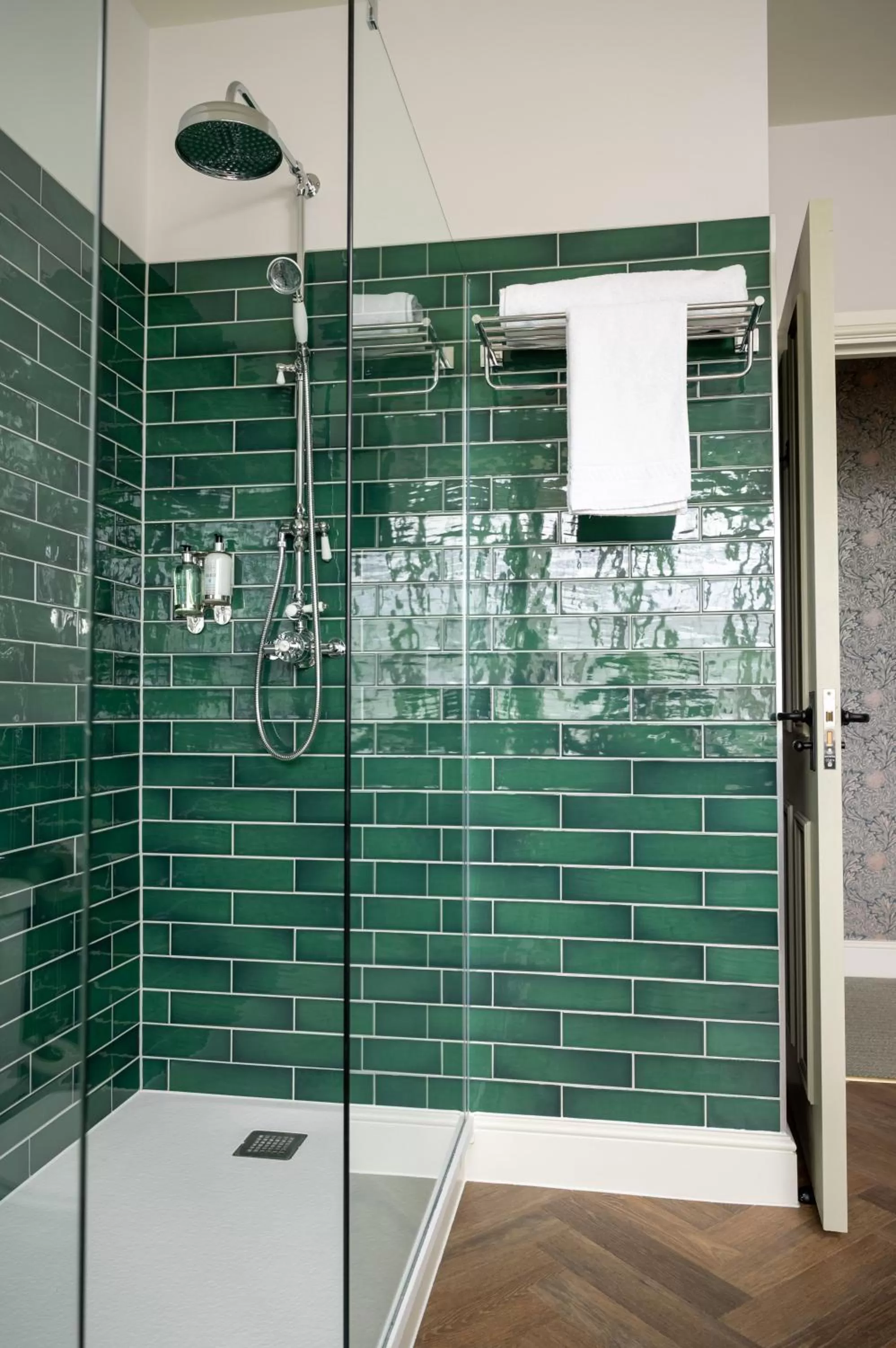 Bathroom in The Royal Inn by Chef & Brewer Collection