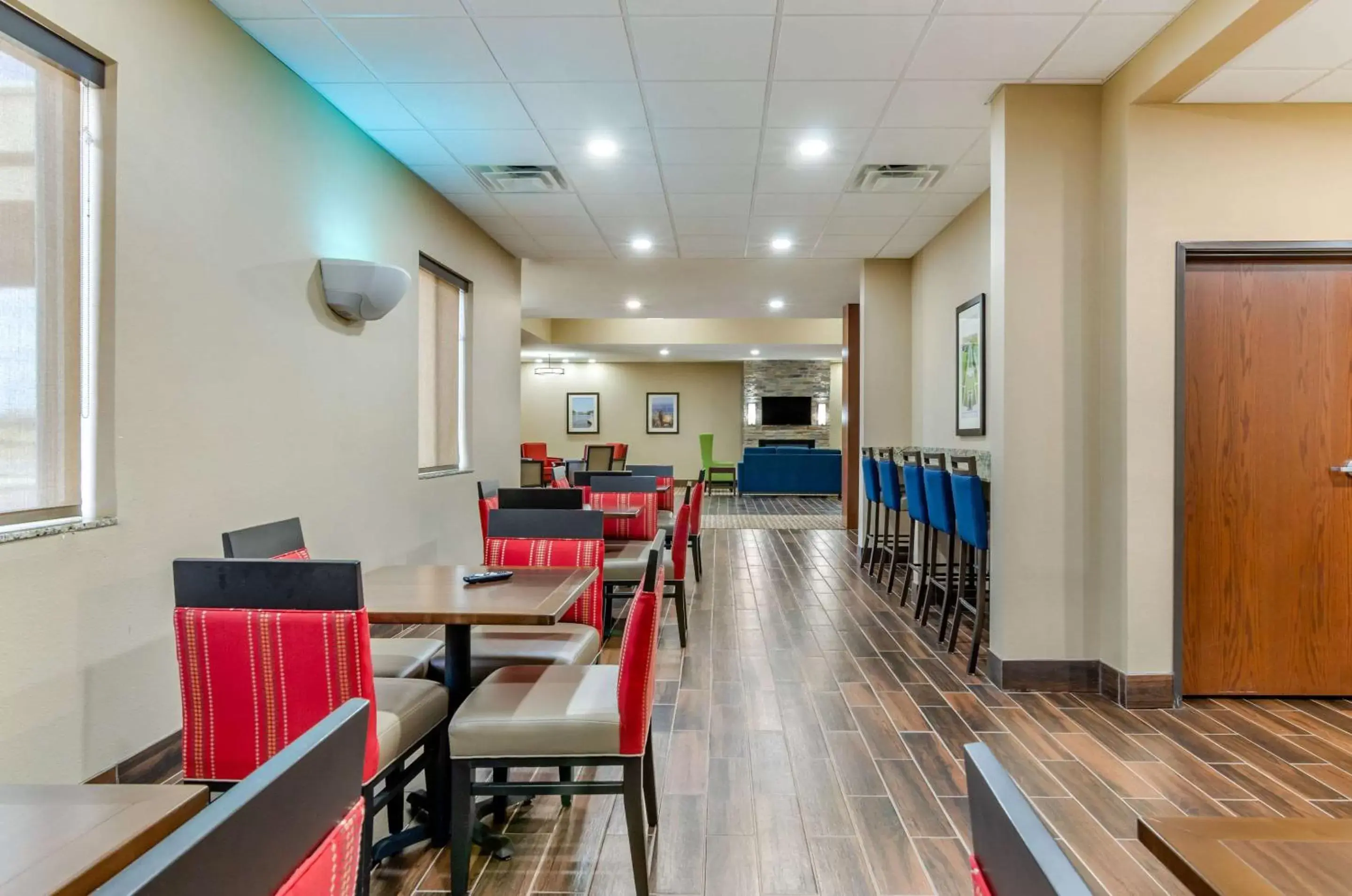 Restaurant/Places to Eat in Comfort Inn & Suites Salina North