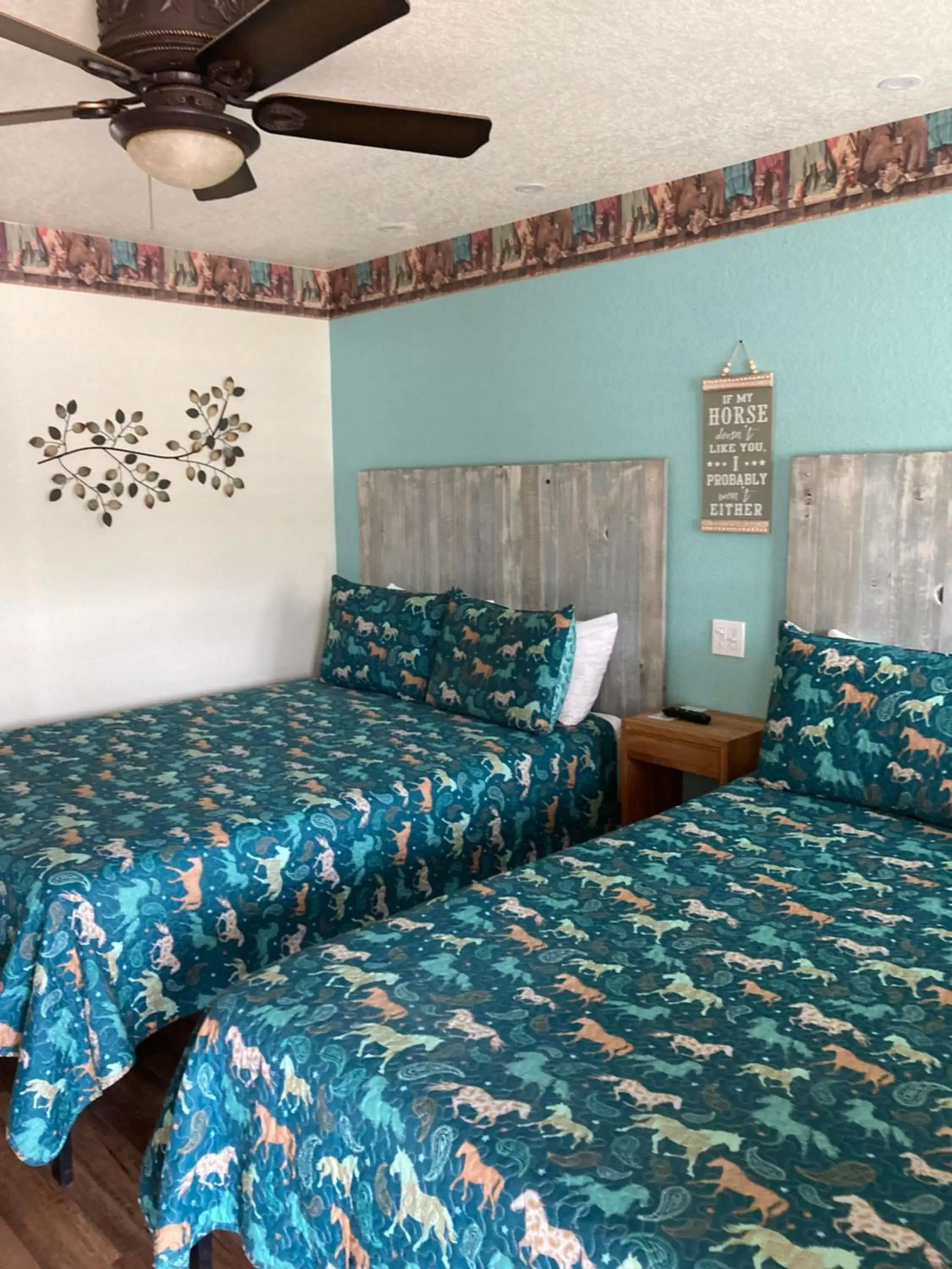 Bed in Horseshoe Riverside Lodge