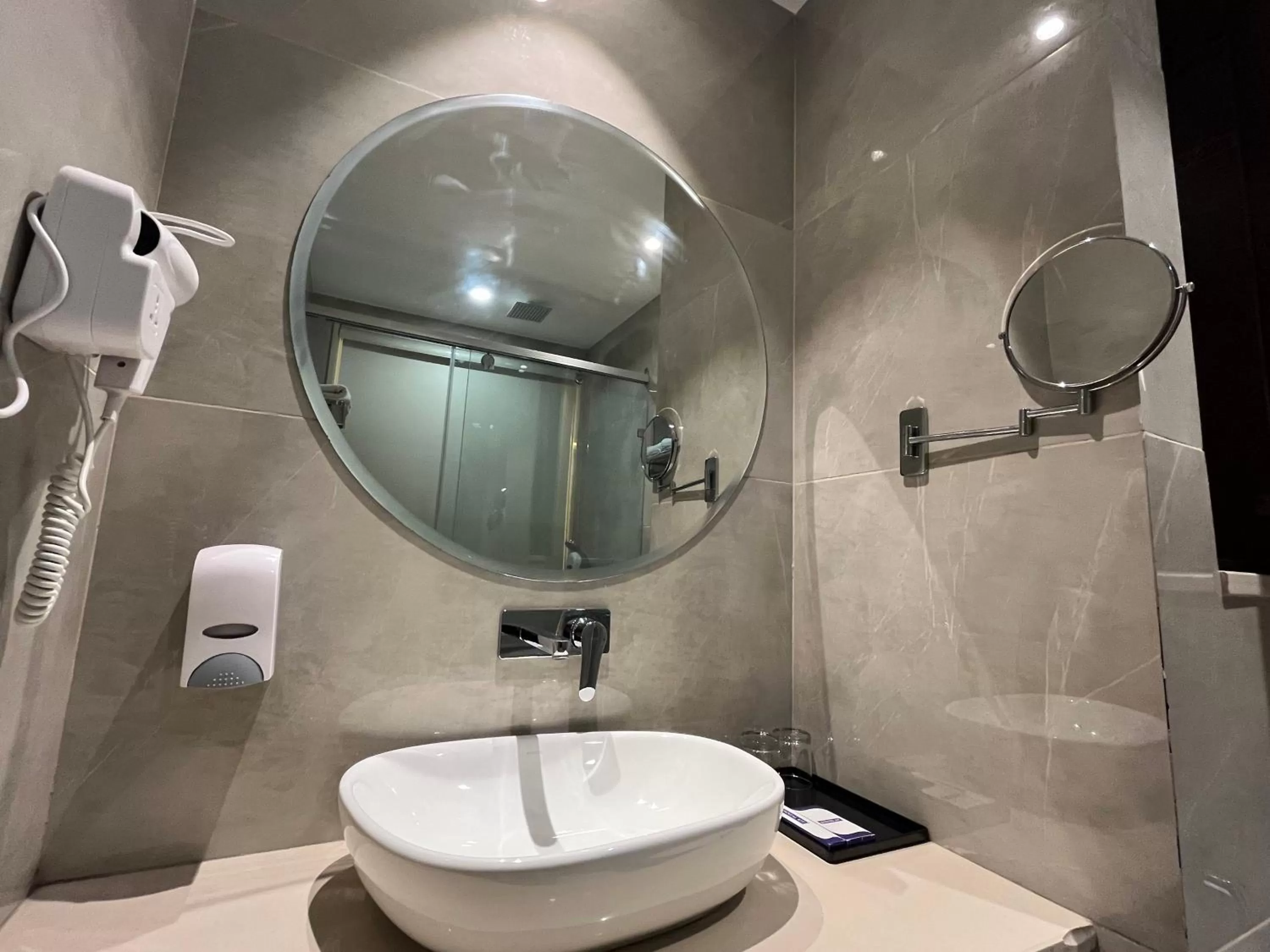 Bathroom in RRV Hotel