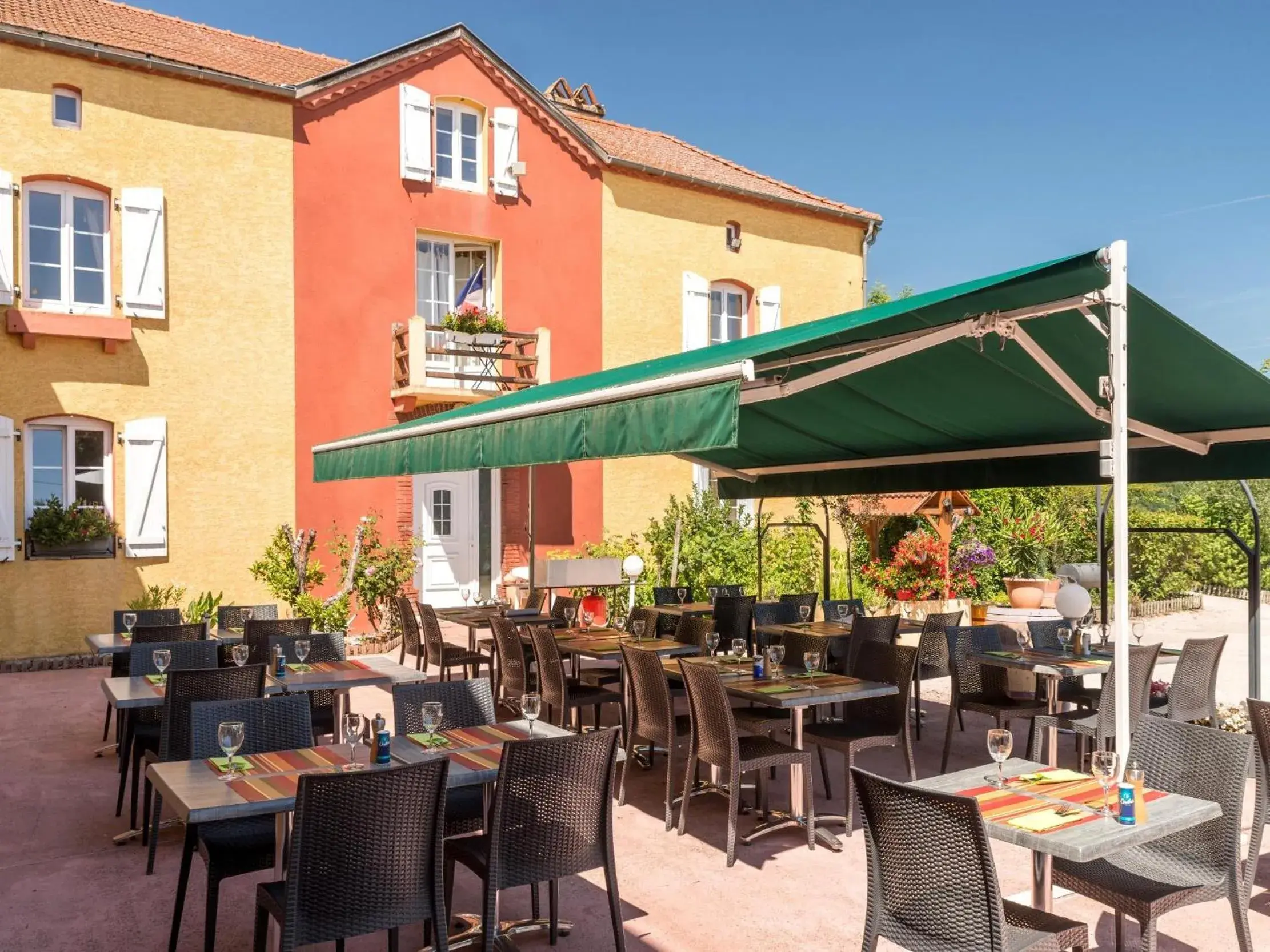 Patio, Restaurant/Places to Eat in Logis Hôtel L'Adourable Auberge