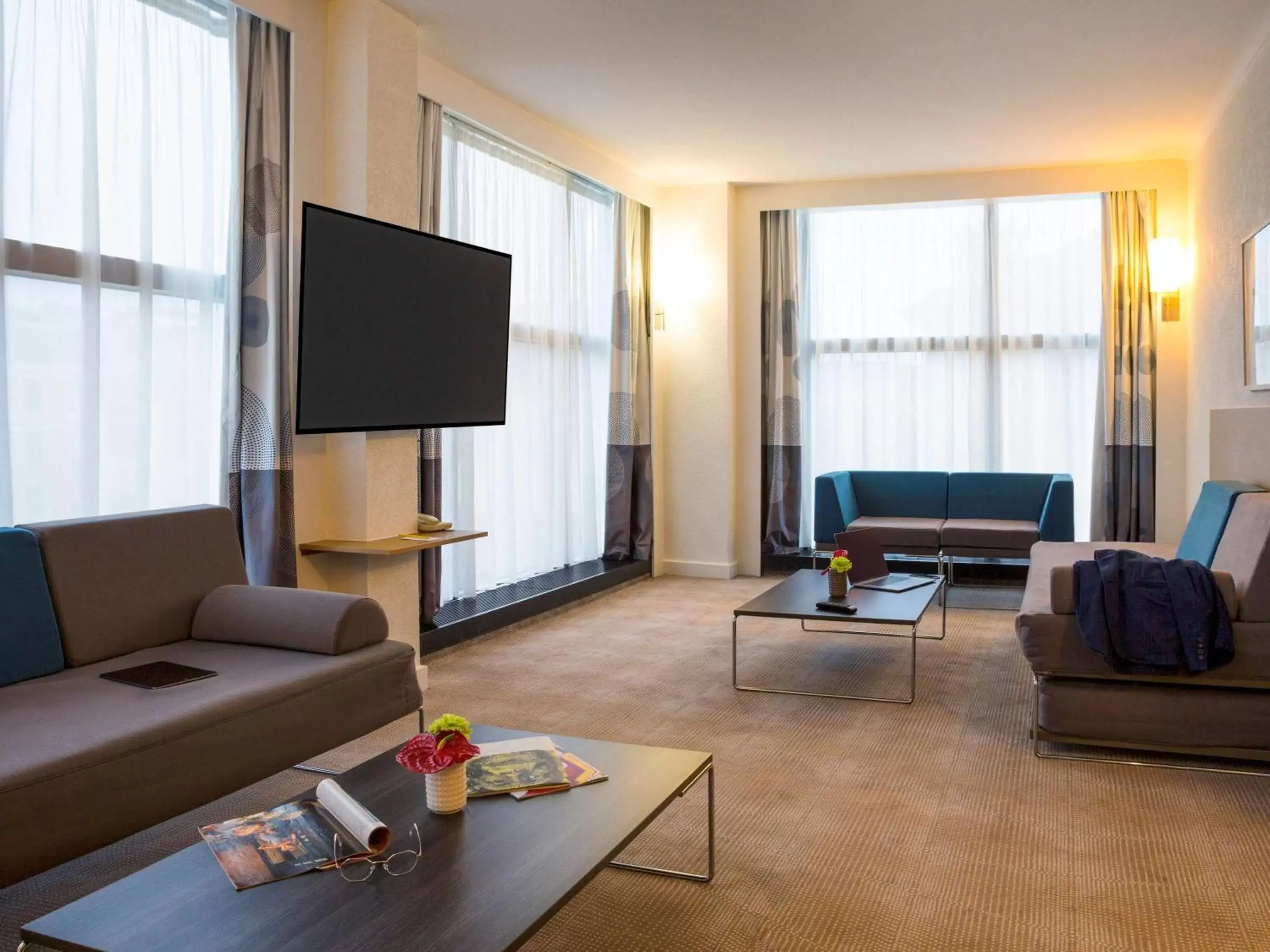 Photo of the whole room, Seating Area in Novotel Genève Centre