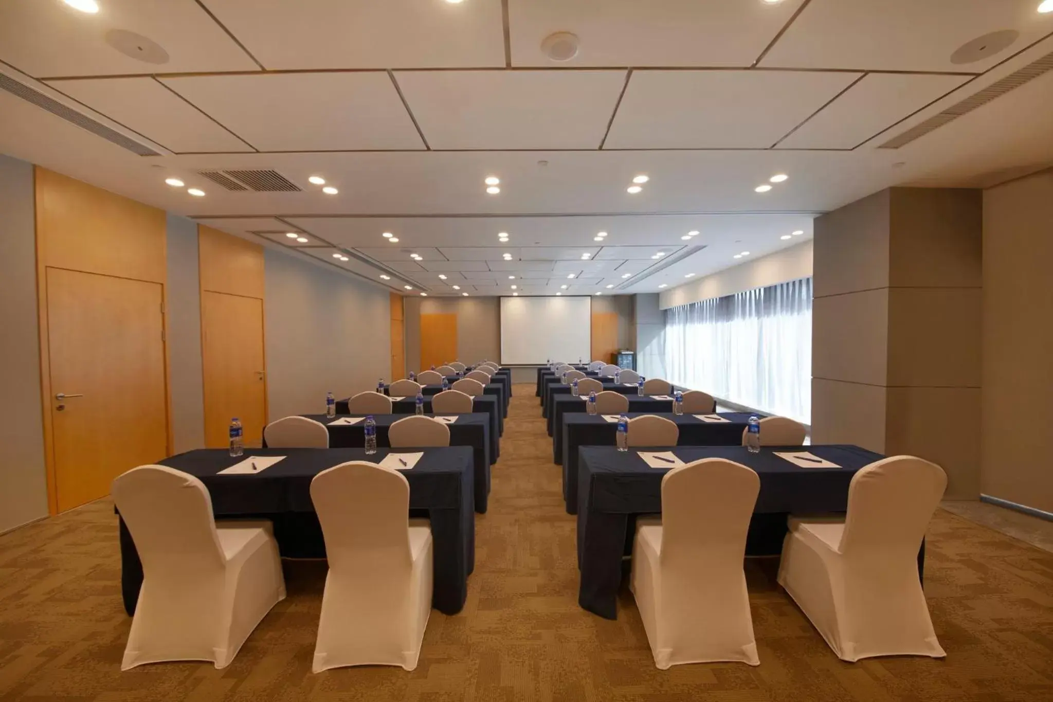 Meeting/conference room in Holiday Inn Express Zhengzhou Zhengdong, an IHG Hotel