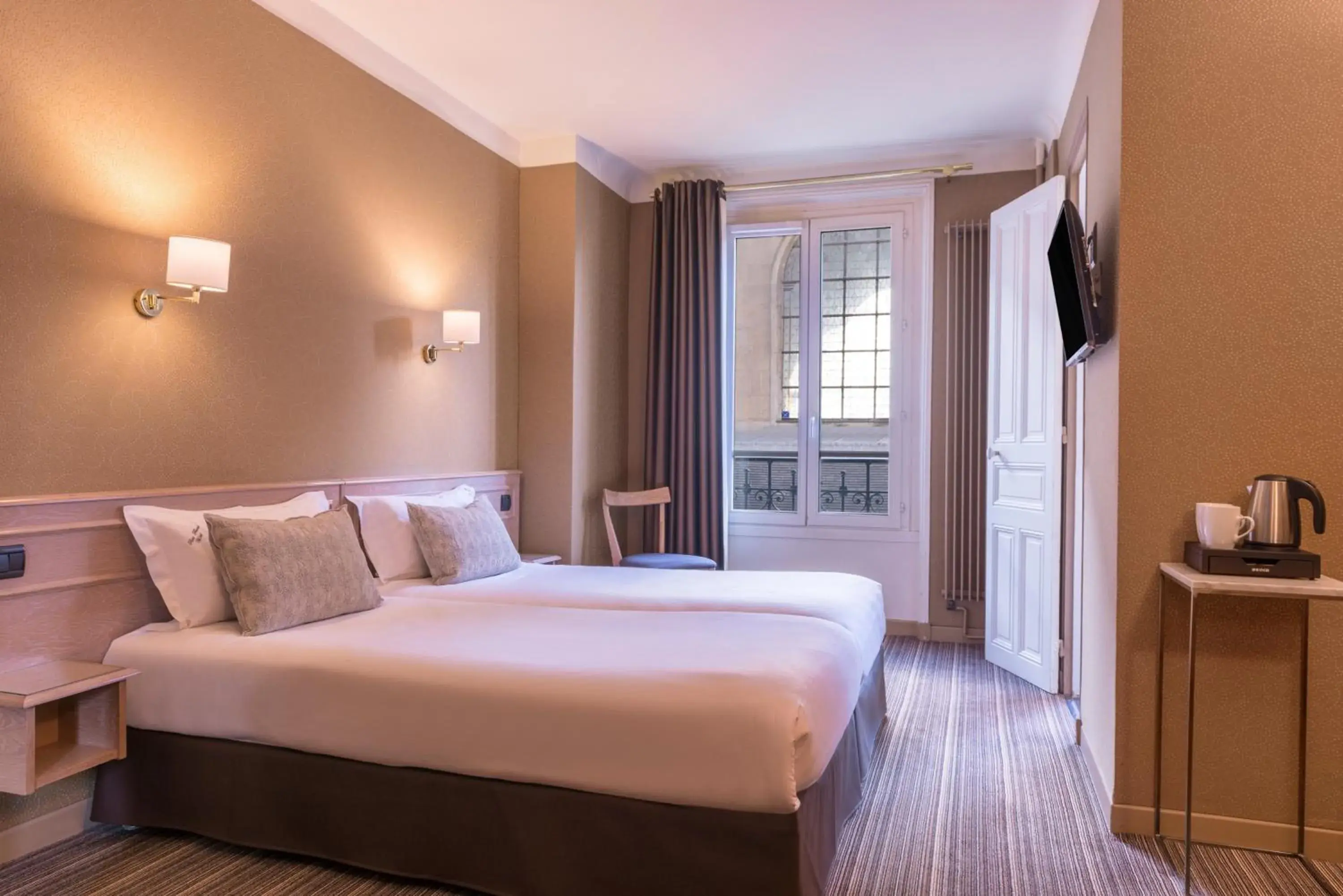 Nearby landmark, Bed in Paris France Hotel