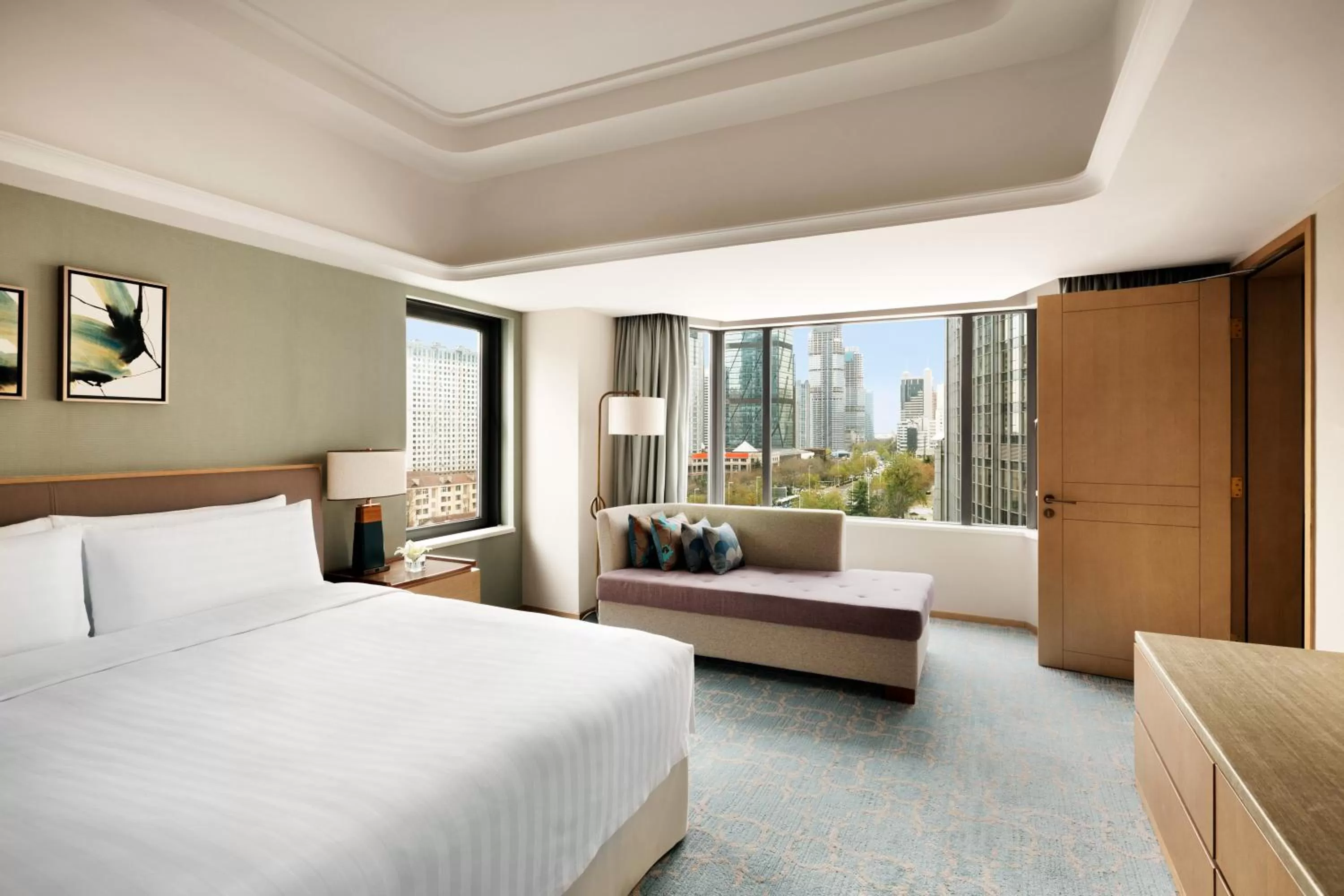 City view, Bed in Shangri-La Qingdao - May Fourth Square