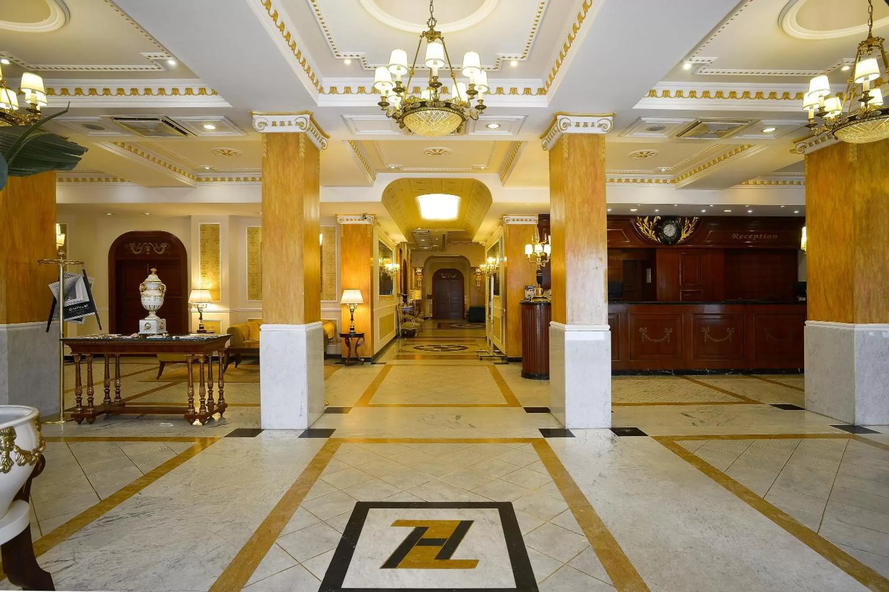 Lobby or reception in Zanhotel Europa