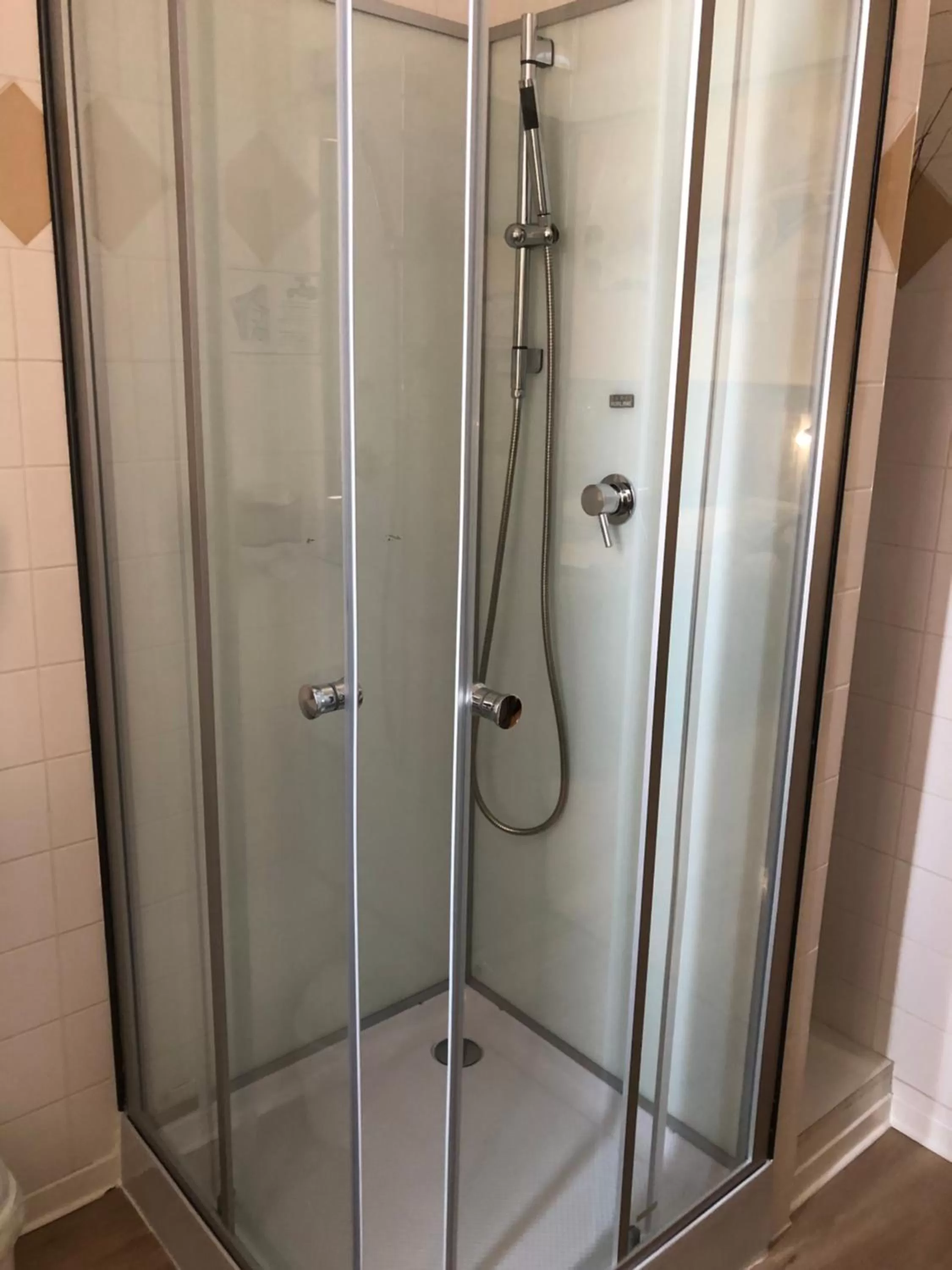 Shower in Hotel des Remparts