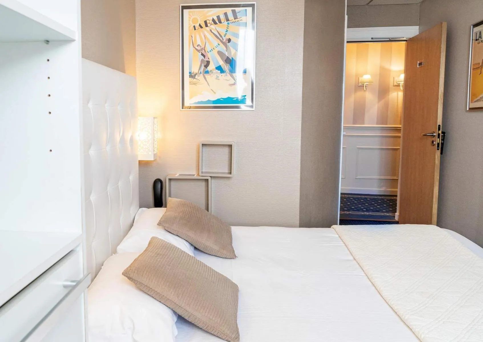 Bed in Cit'Hotel Normandy Hotel Pornichet La Baule