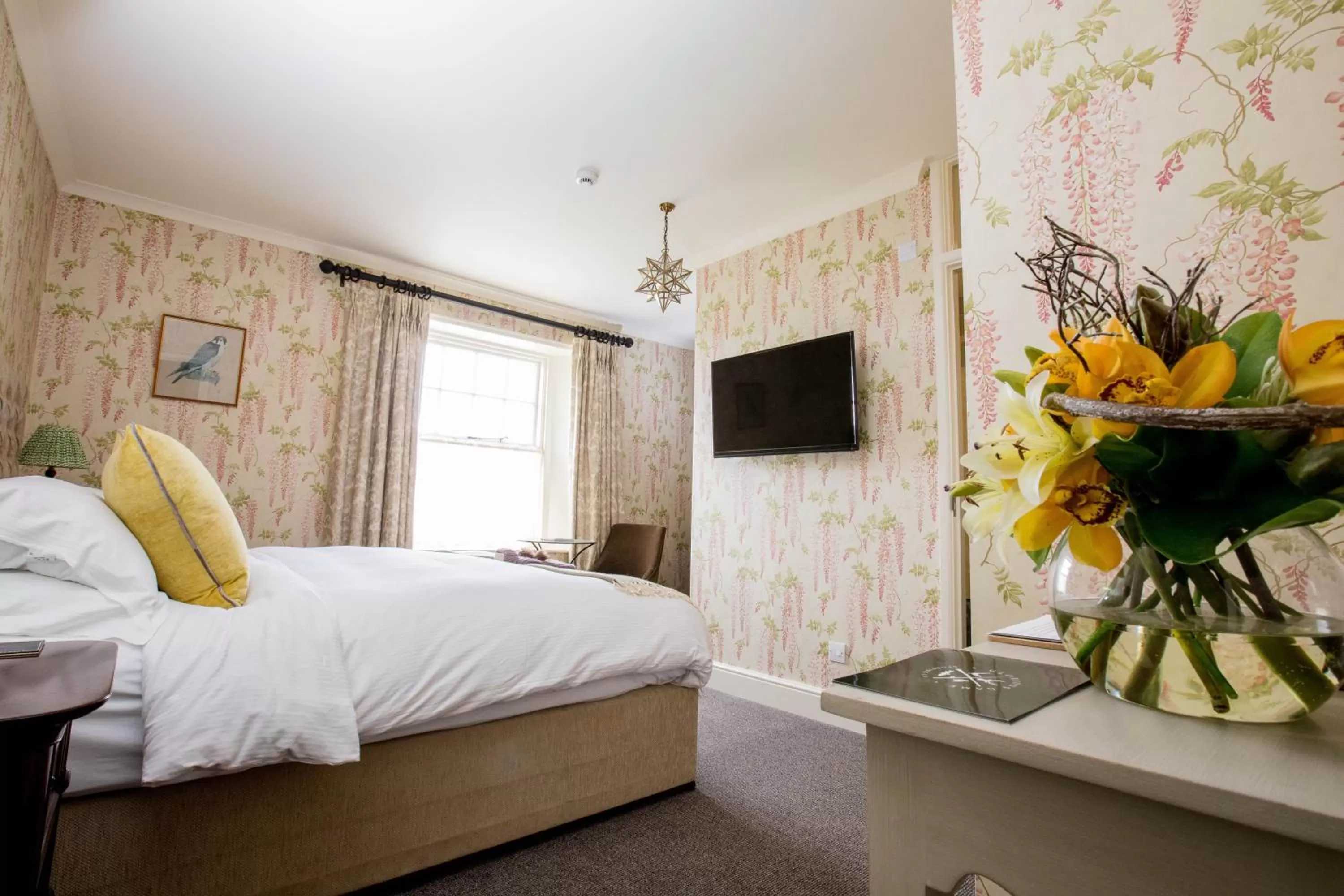 Photo of the whole room, Bed in The Hawk Inn