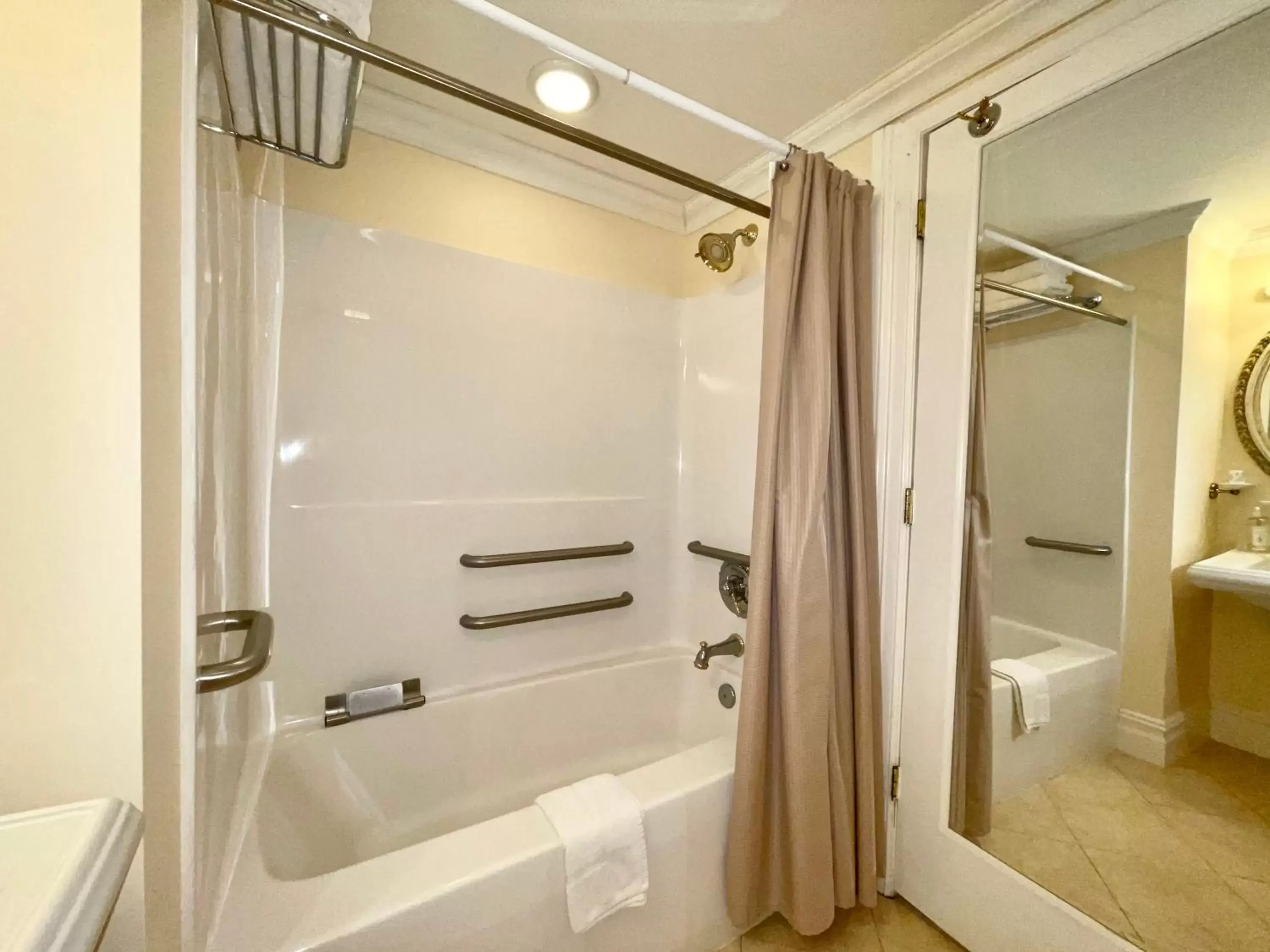 Bathroom in Atlantis Inn Hotel