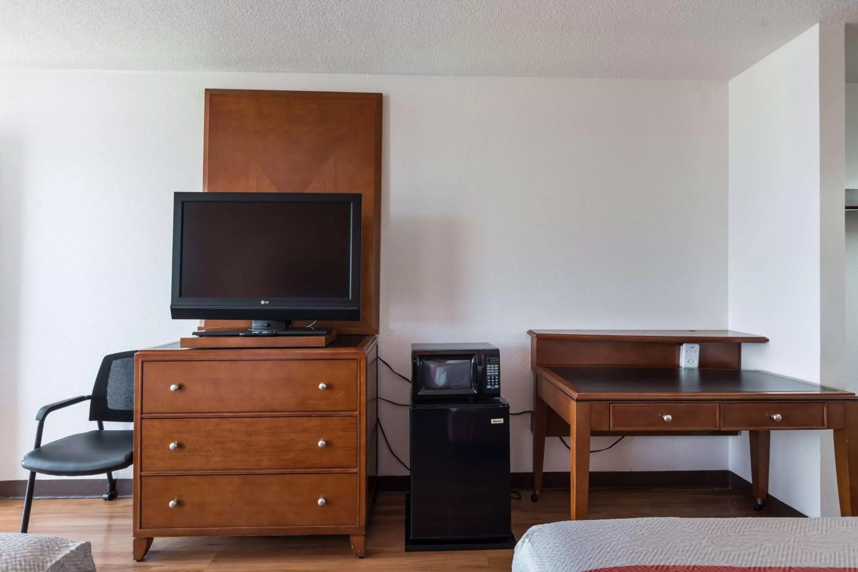 TV and multimedia, TV/Entertainment Center in Motel 6-Van Buren, AR