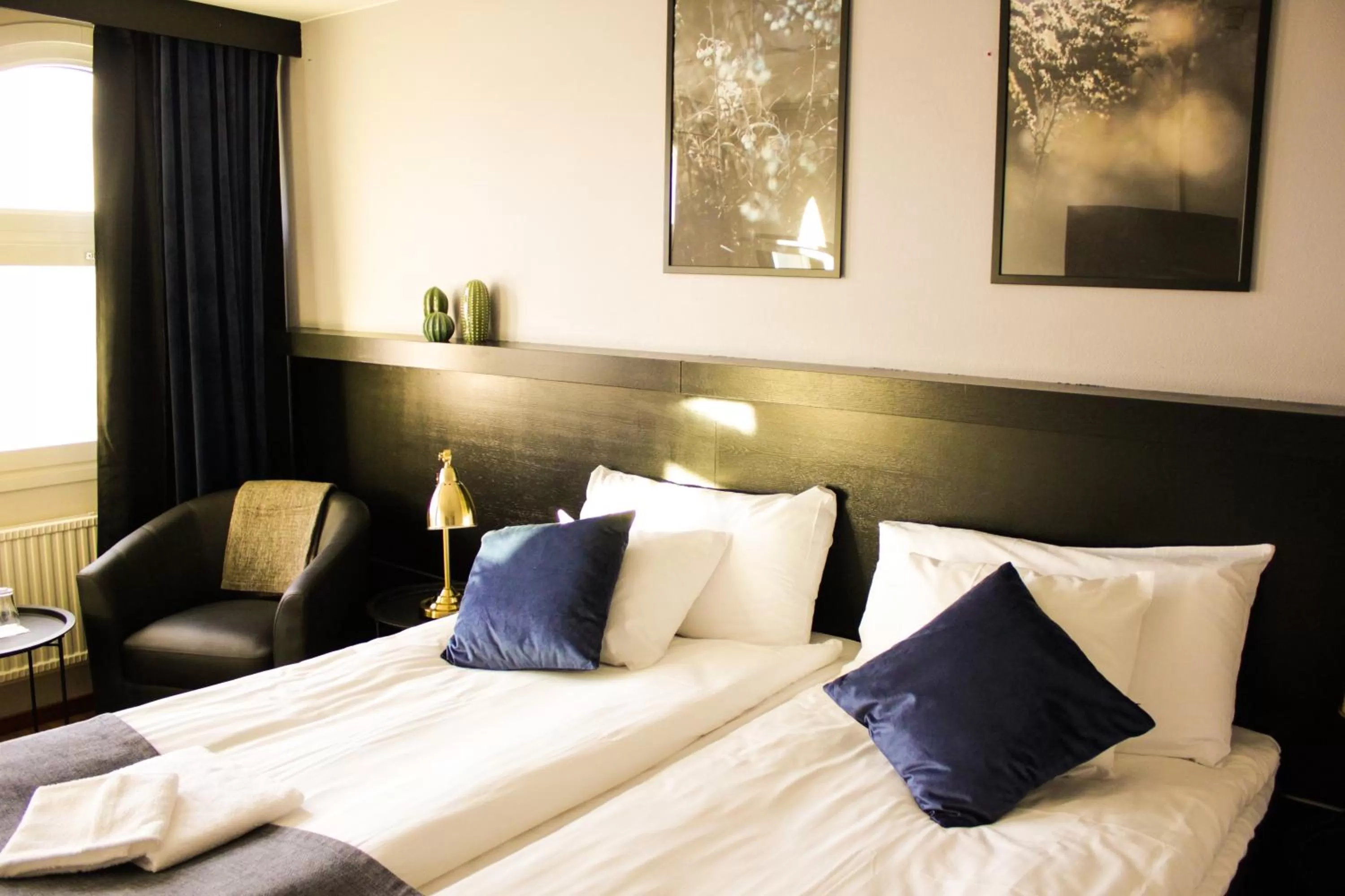 Property building, Bed in Kumla Hotel