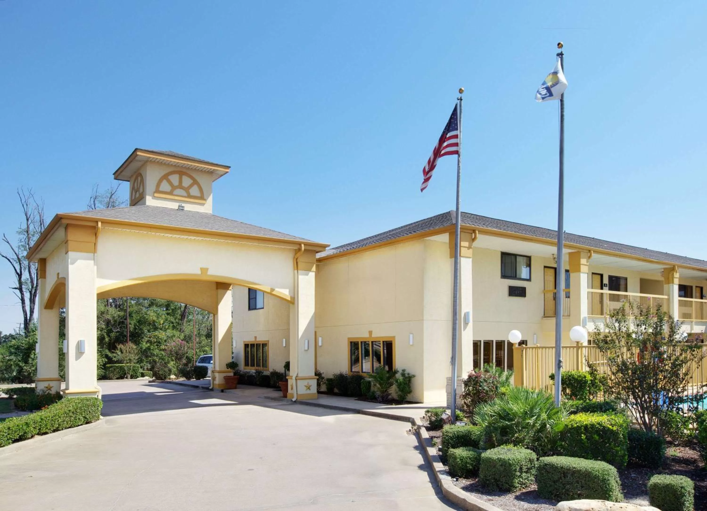 Property building in Hotel Blue Fairfield TX