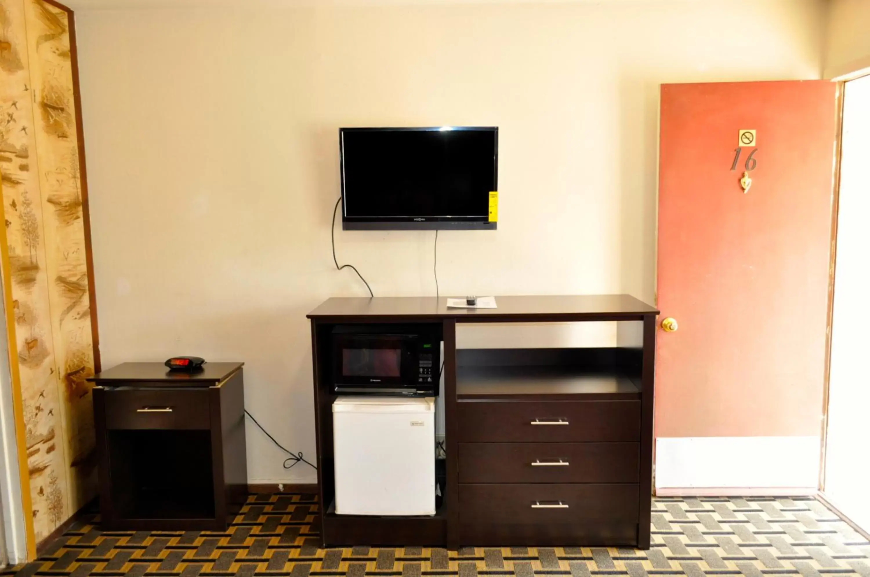 TV/Entertainment Center in Andrews Motor Inn