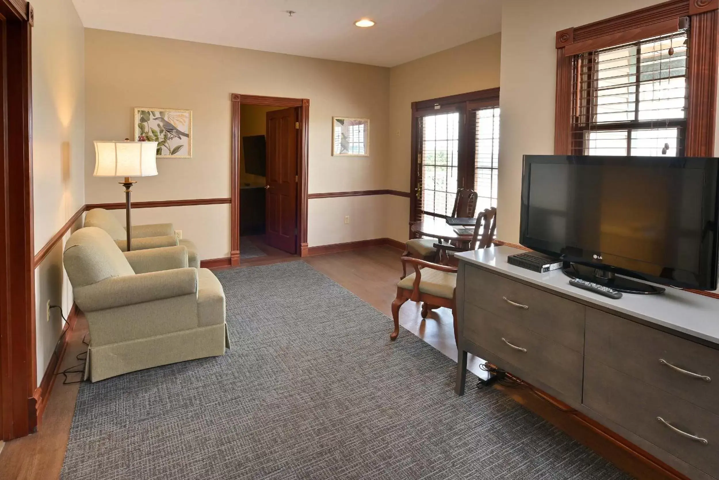 Living room, TV/Entertainment Center in Carlisle Inn Walnut Creek