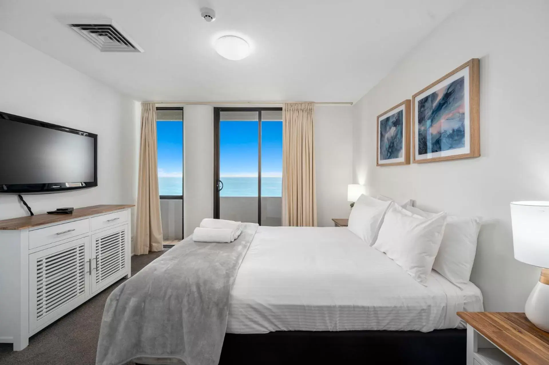 Bedroom, Bed in Pacific Towers Beach Resort