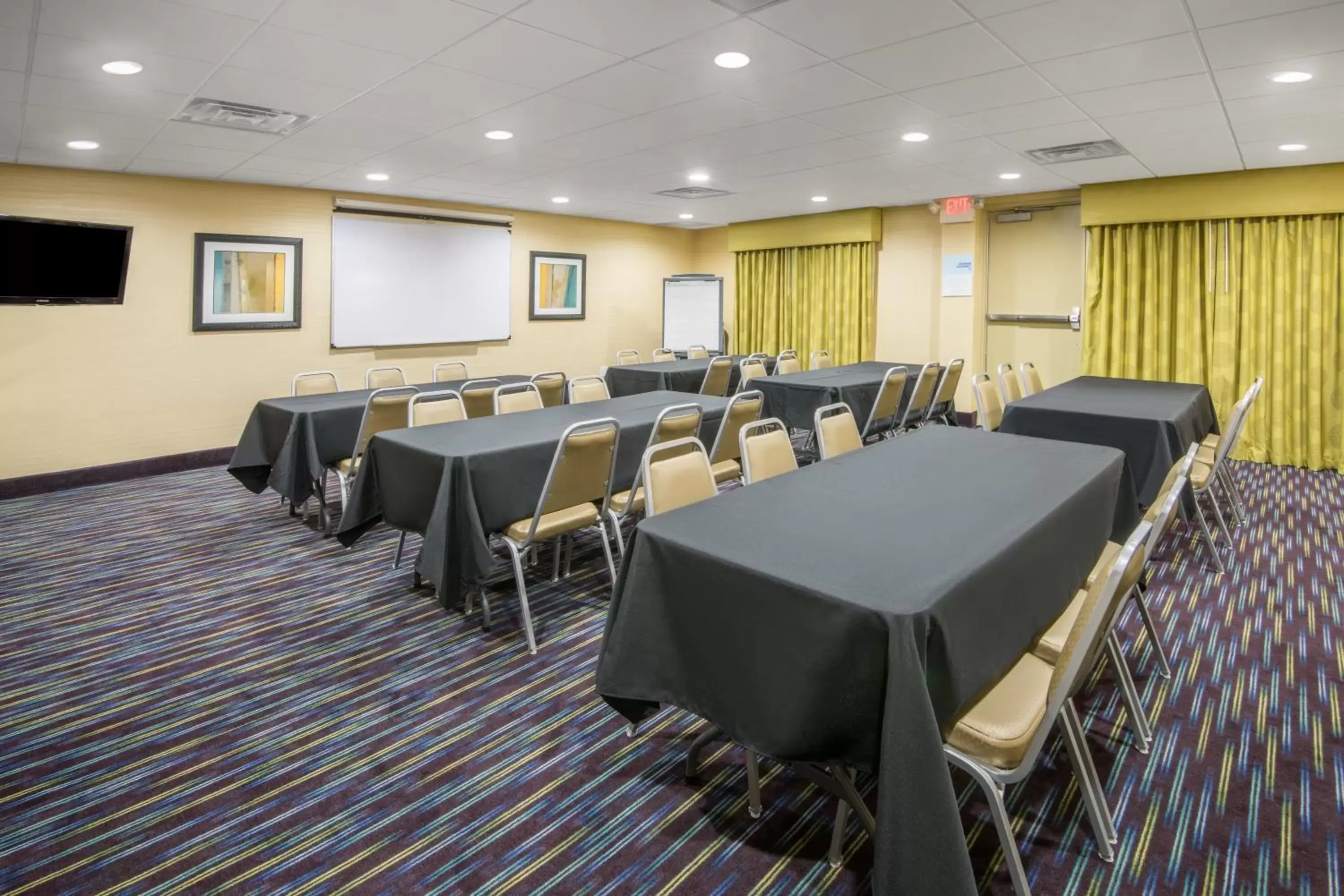 Meeting/conference room in Holiday Inn Express Hotel & Suites Ashland, an IHG Hotel