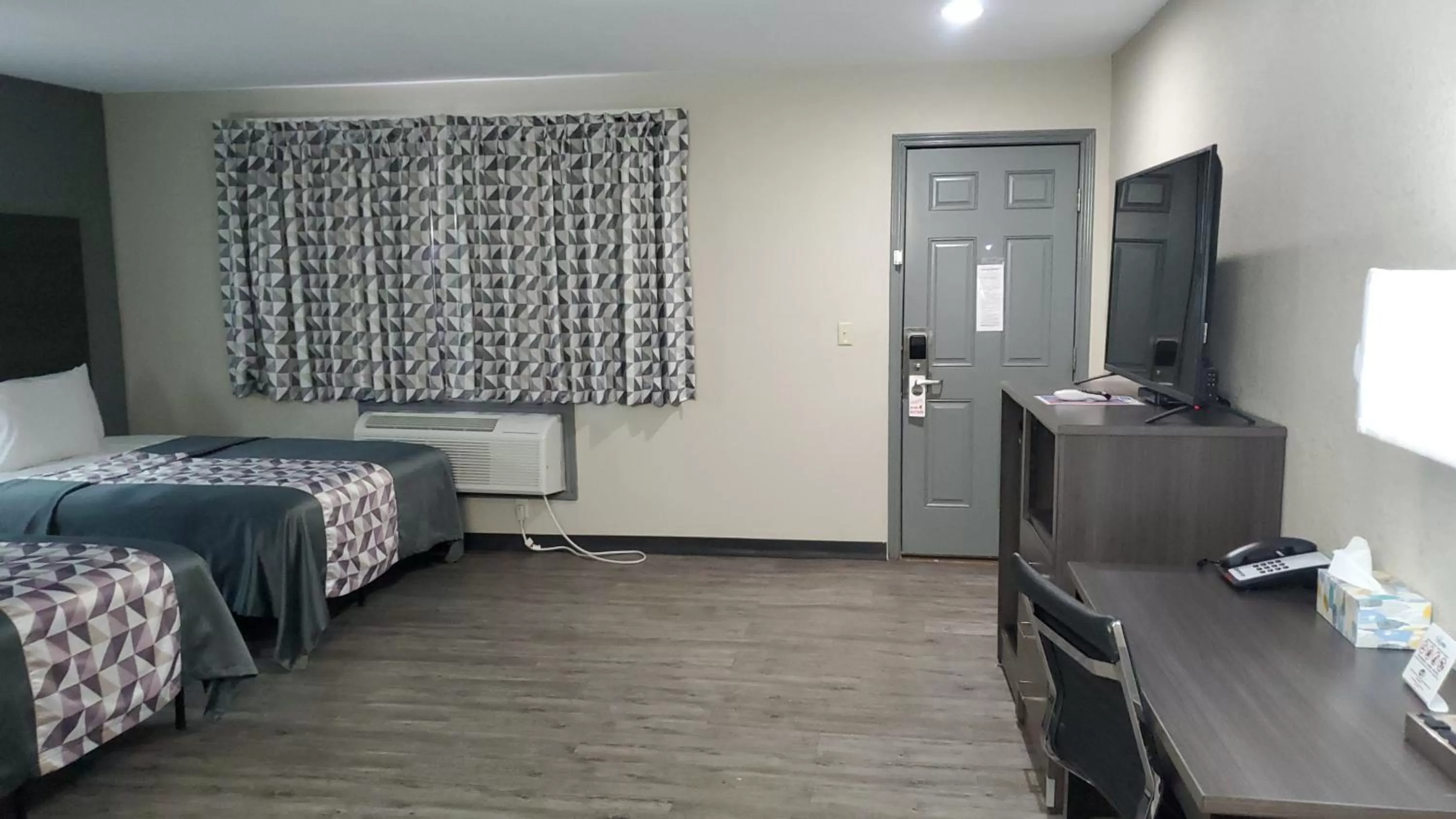 Bed in Crescent Park Motel & Suites