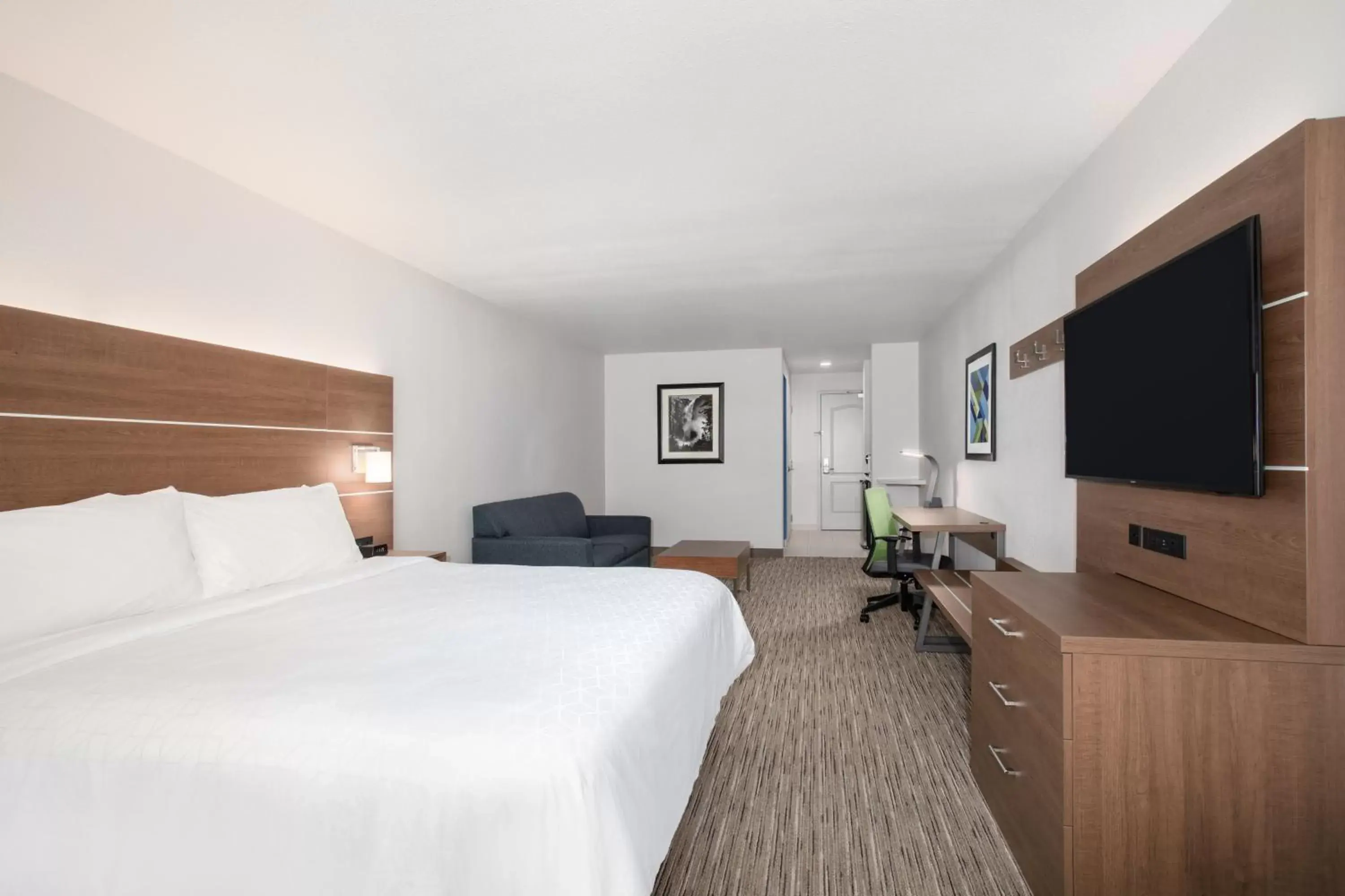 Photo of the whole room, Bed in Holiday Inn Express & Suites Yosemite Park Area, an IHG Hotel