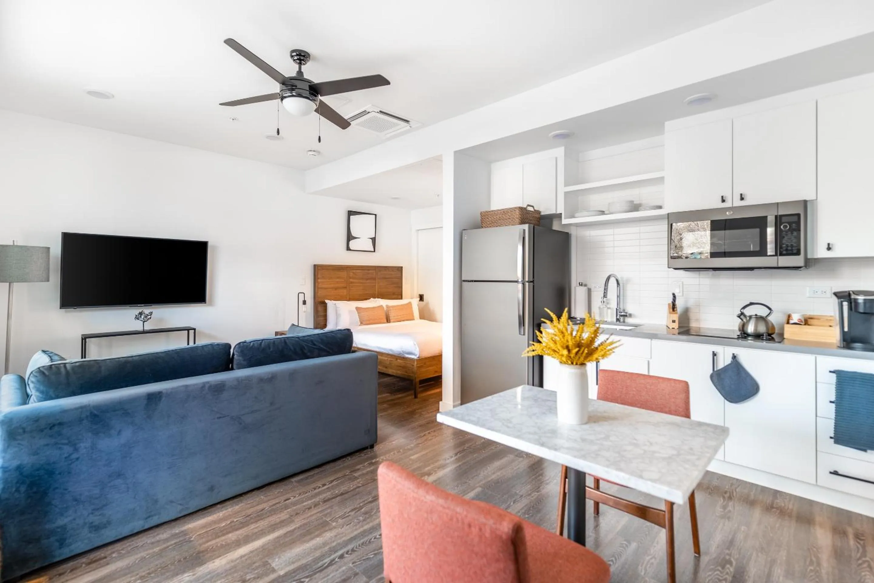 Bed, Kitchen/Kitchenette in Mint House at The Hatchery - Austin