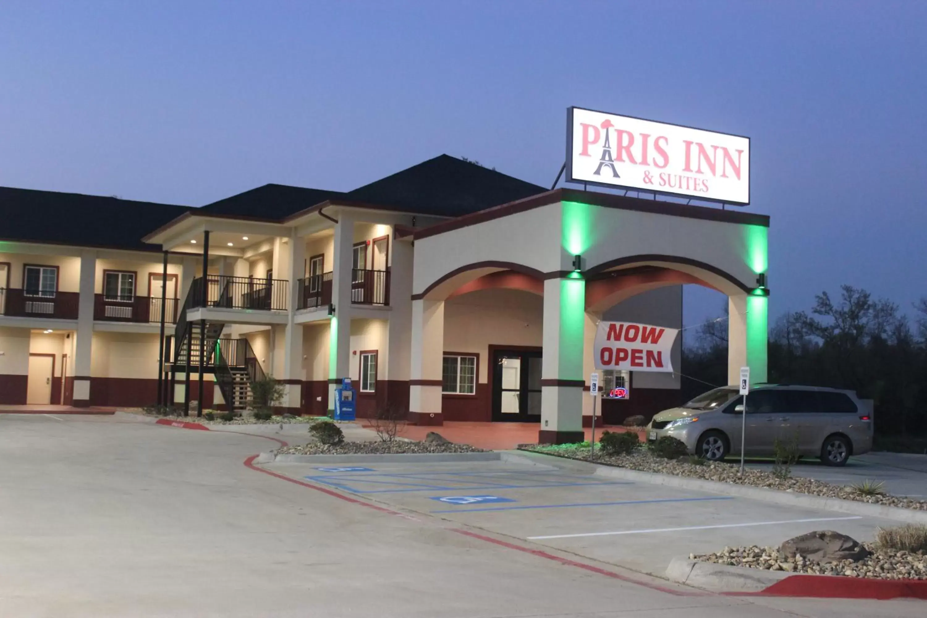 Property building in Paris Inn & Suites