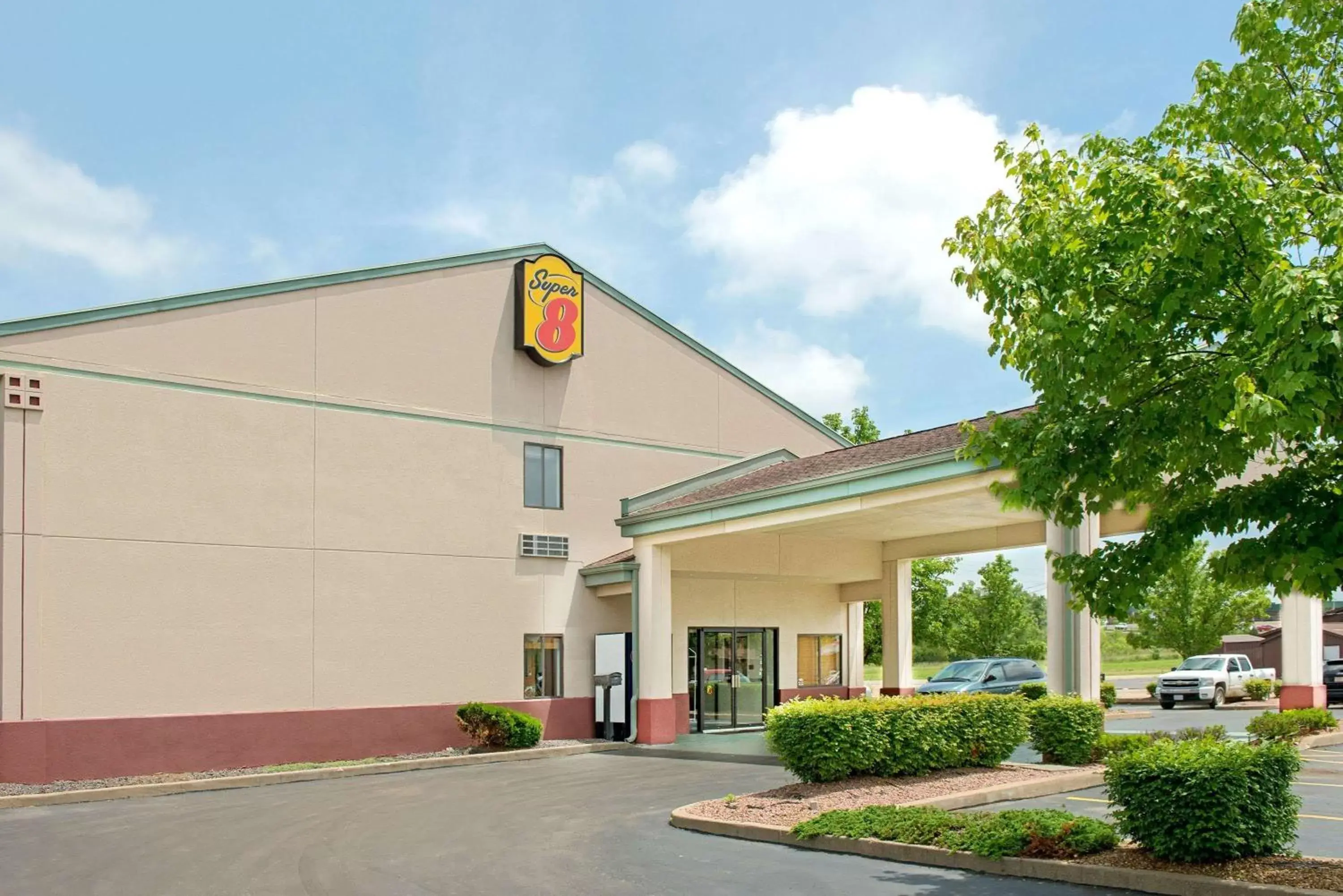 Property Building in Super 8 by Wyndham Bonne Terre
