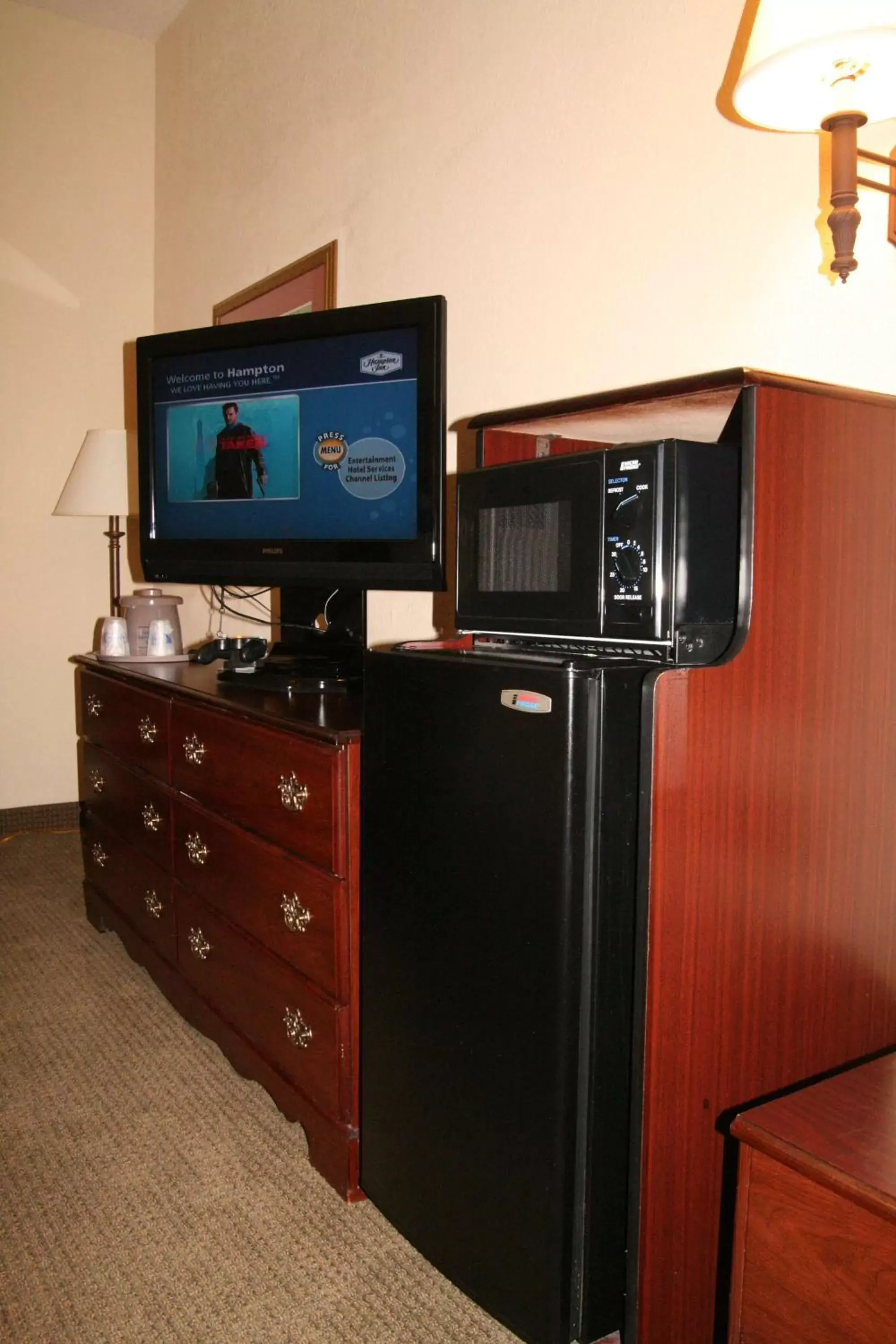 Bed, TV/Entertainment Center in Hampton Inn Beaufort