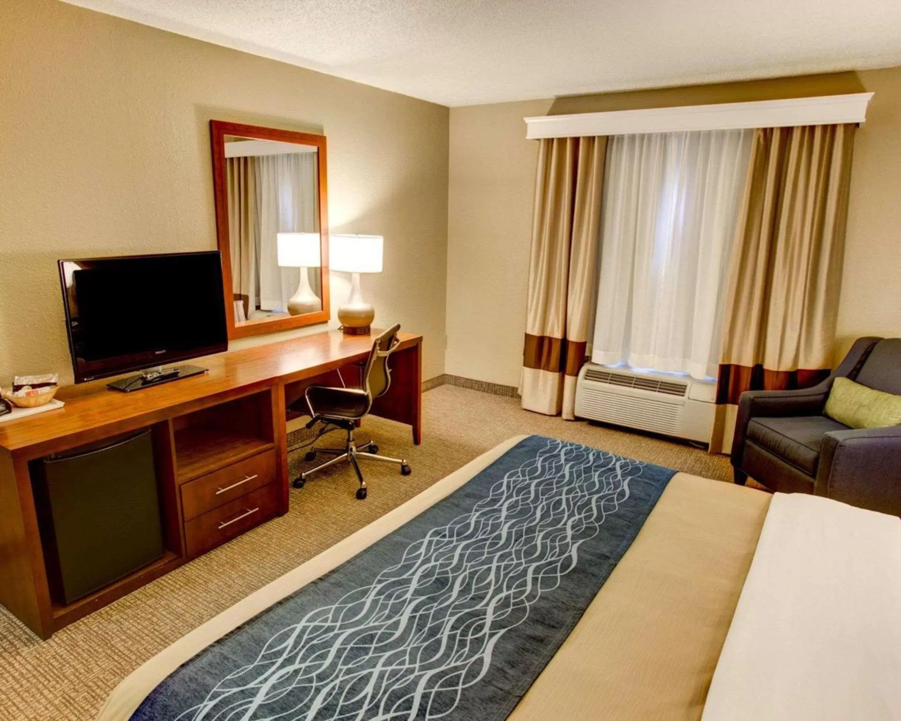 Photo of the whole room, TV/Entertainment Center in Comfort Inn Conference Center Pittsburgh