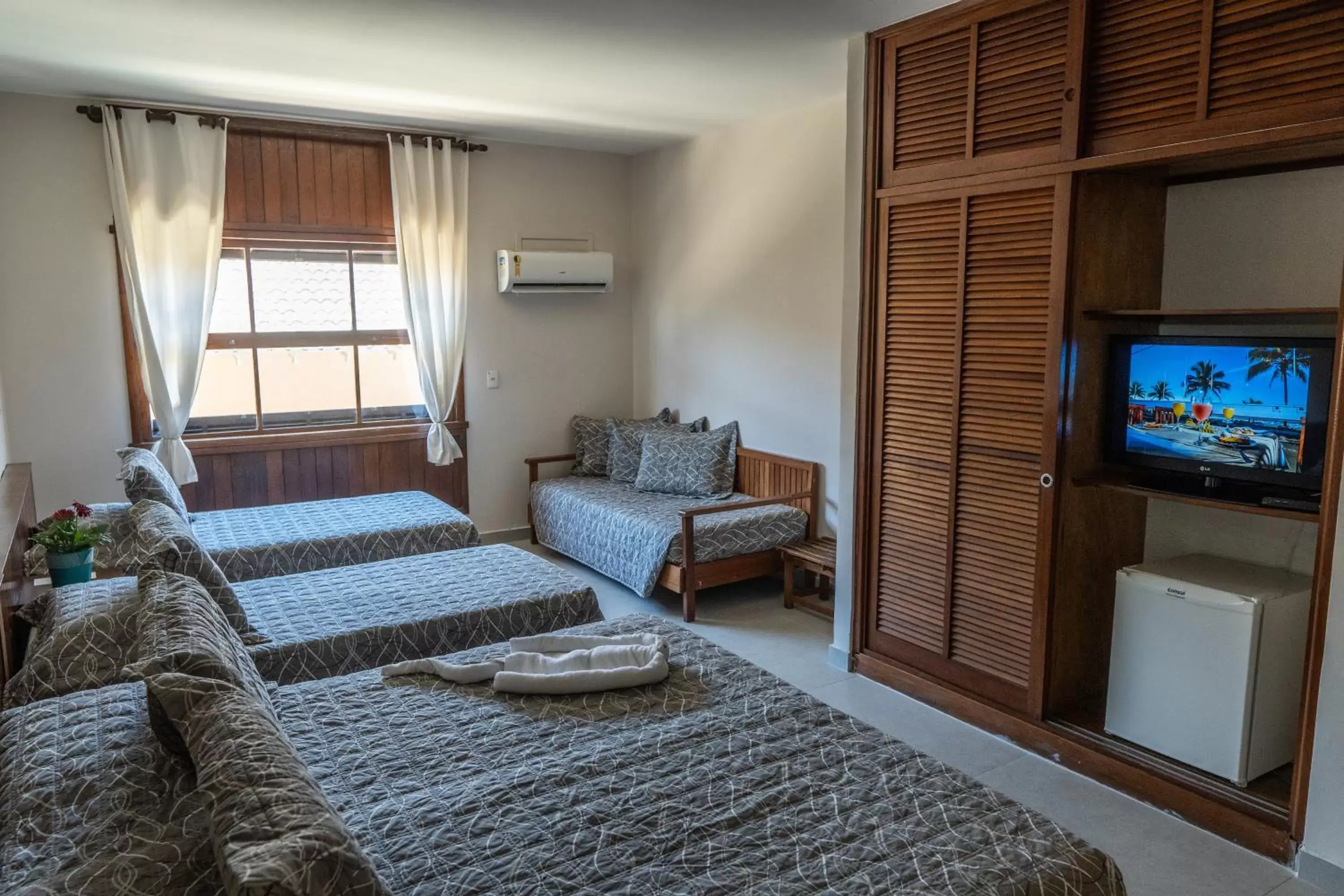 Bed, TV/Entertainment Center in Strand Hotel Guarujá Frente Mar