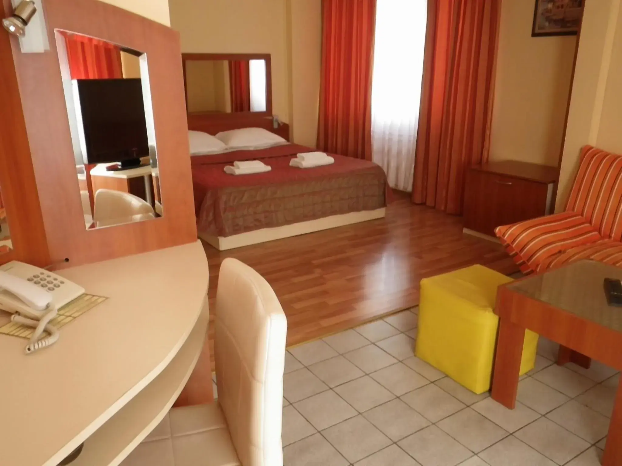 Living room, Bed in Hotel Palitra