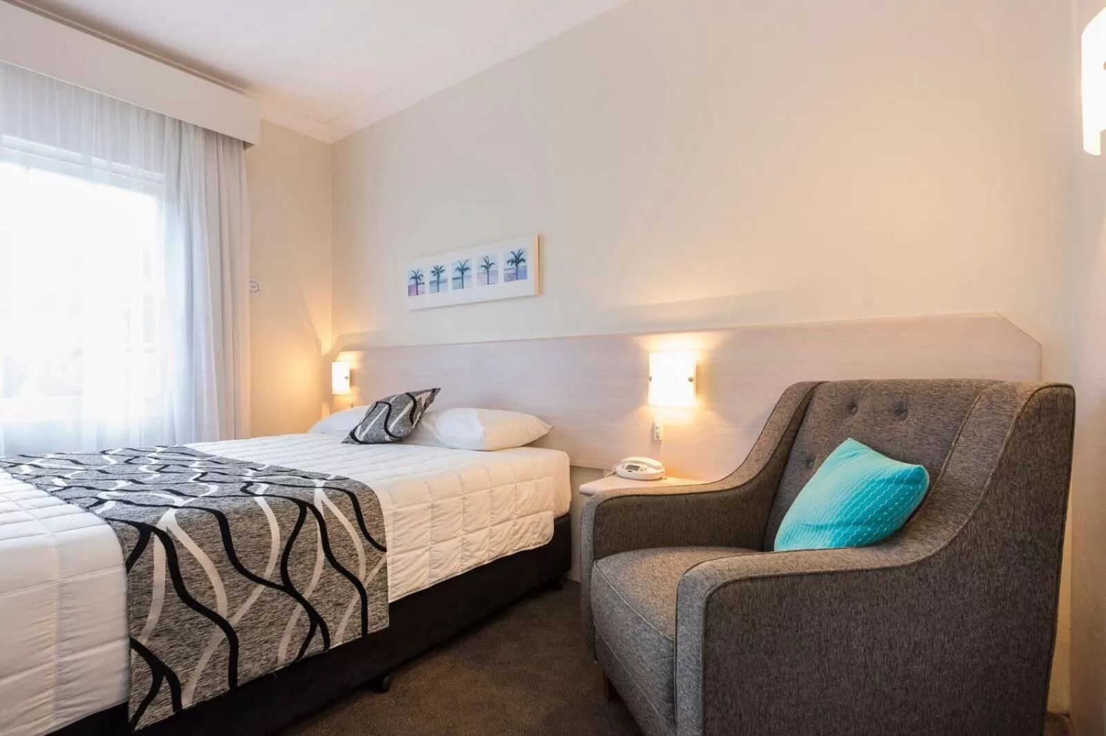 Bed in Comfort Inn All Seasons