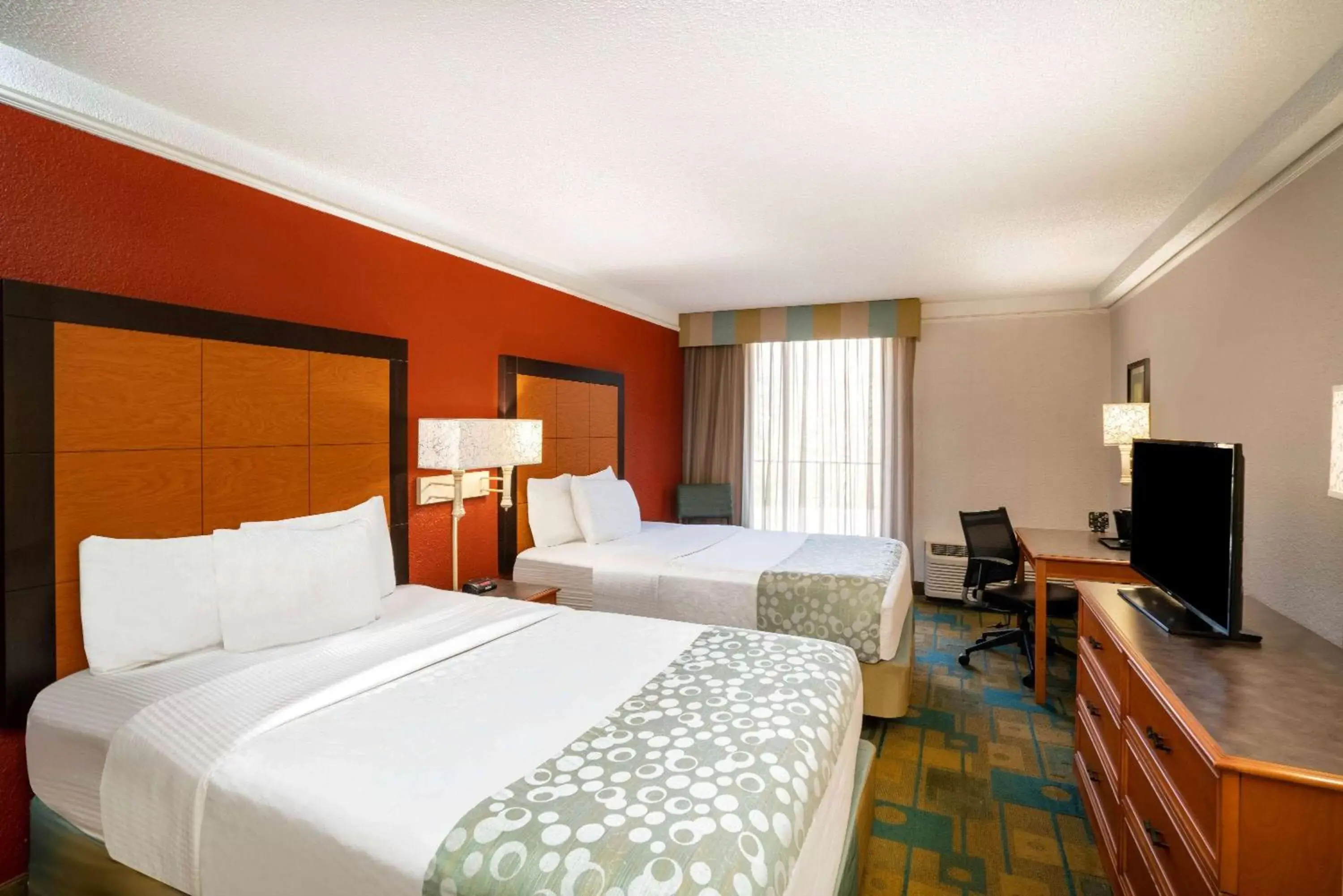 Photo of the whole room, Bed in La Quinta by Wyndham Nashville Airport/Opryland