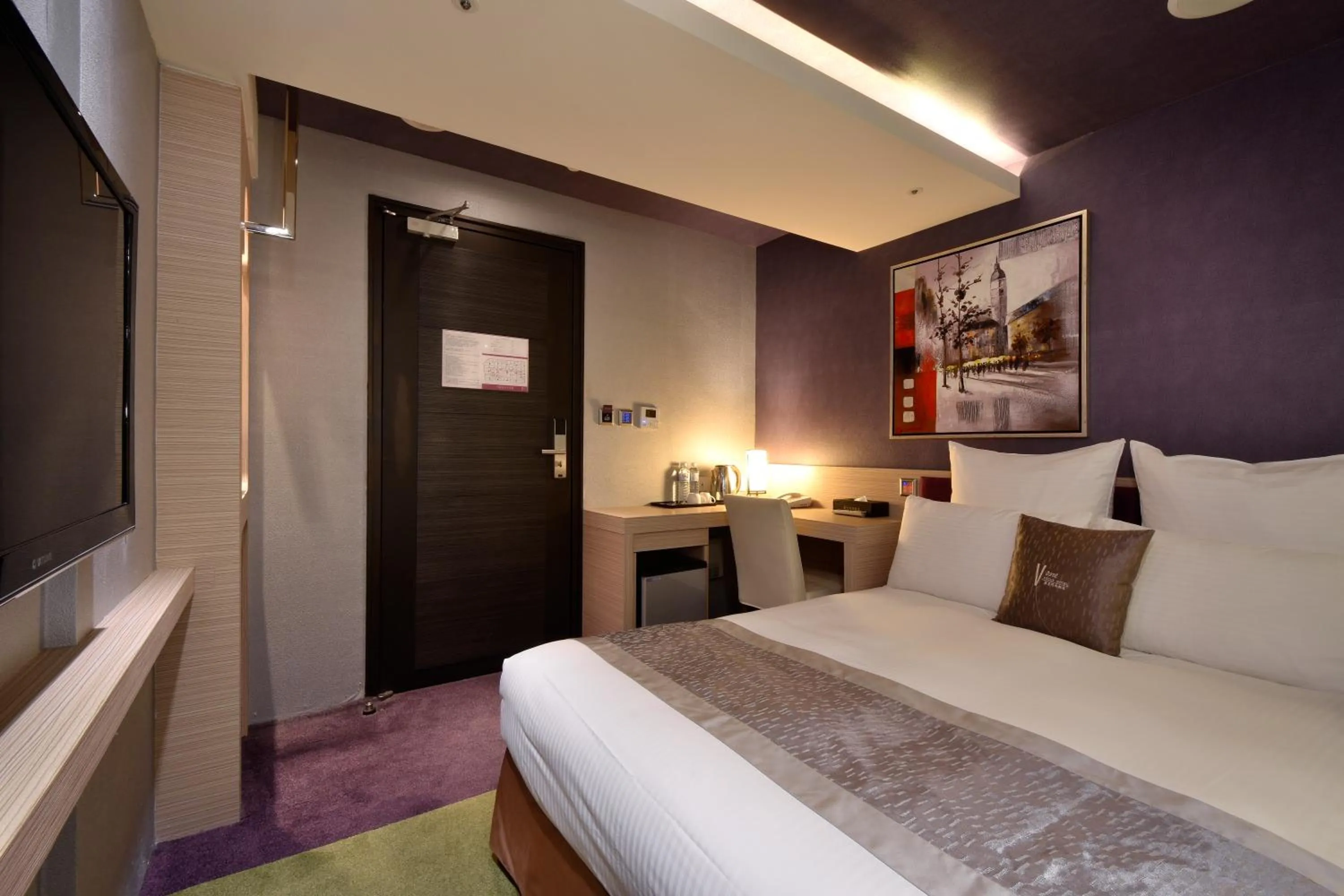 Bed in V-one Vogue Hotel