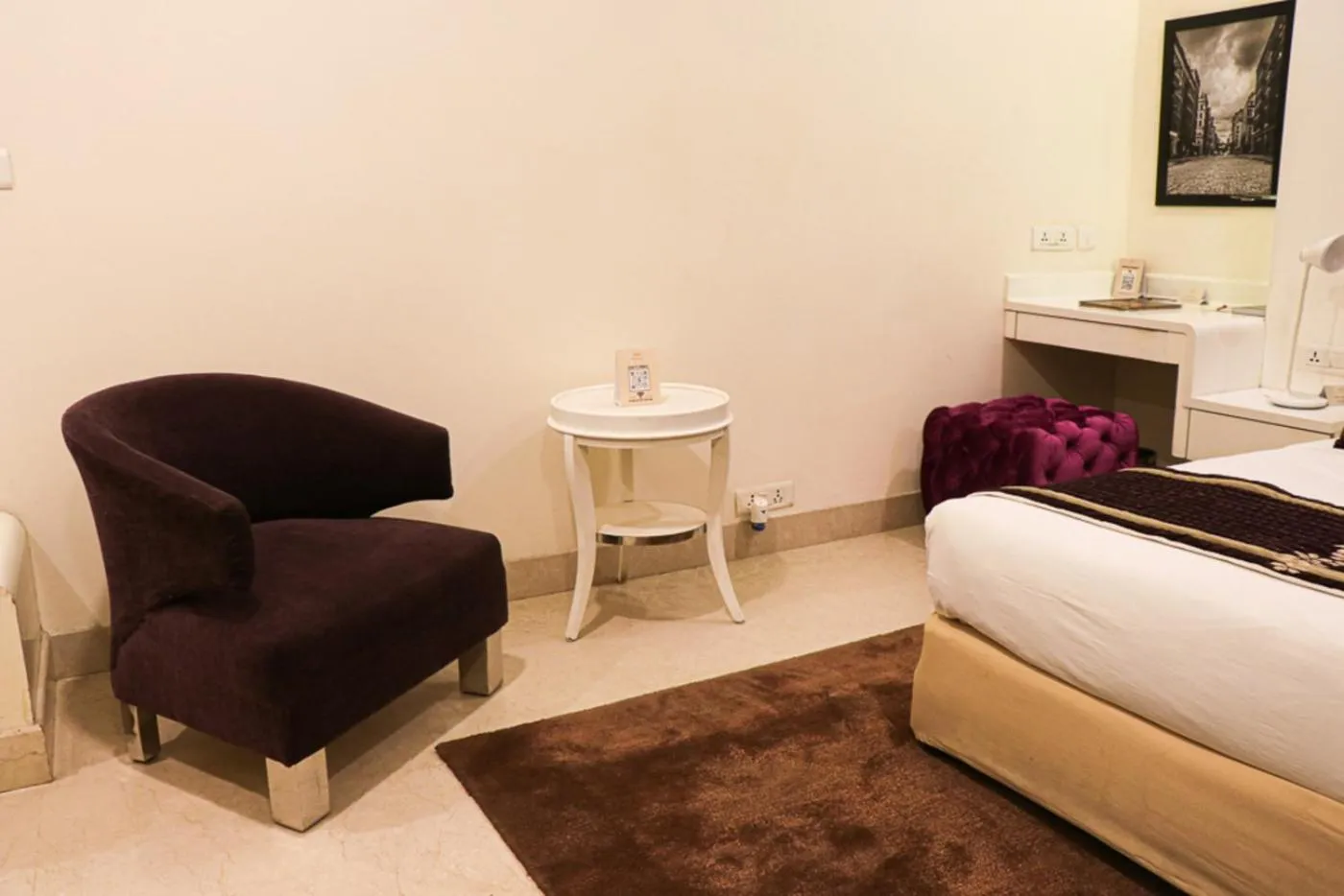 Seating area, Bed in Hotel Eternity