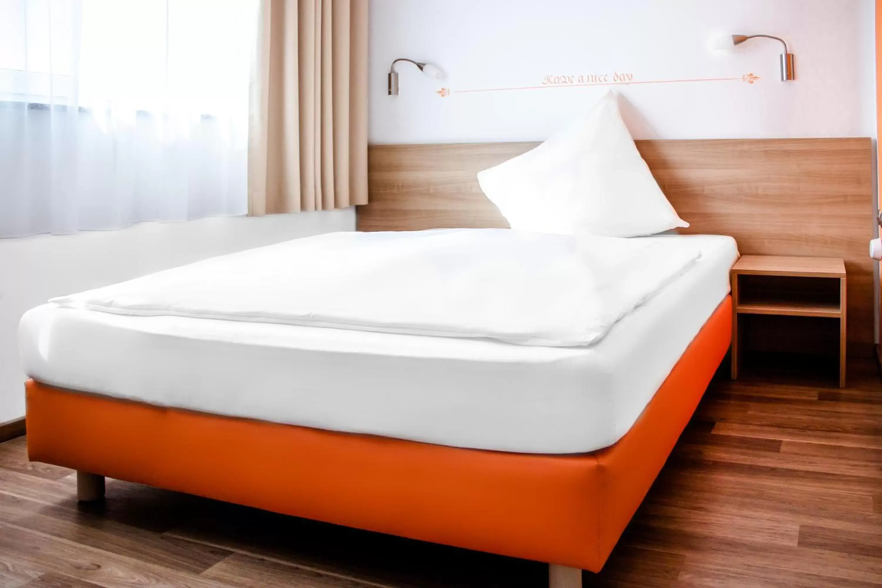 Bed in Orange Hotel und Apartments