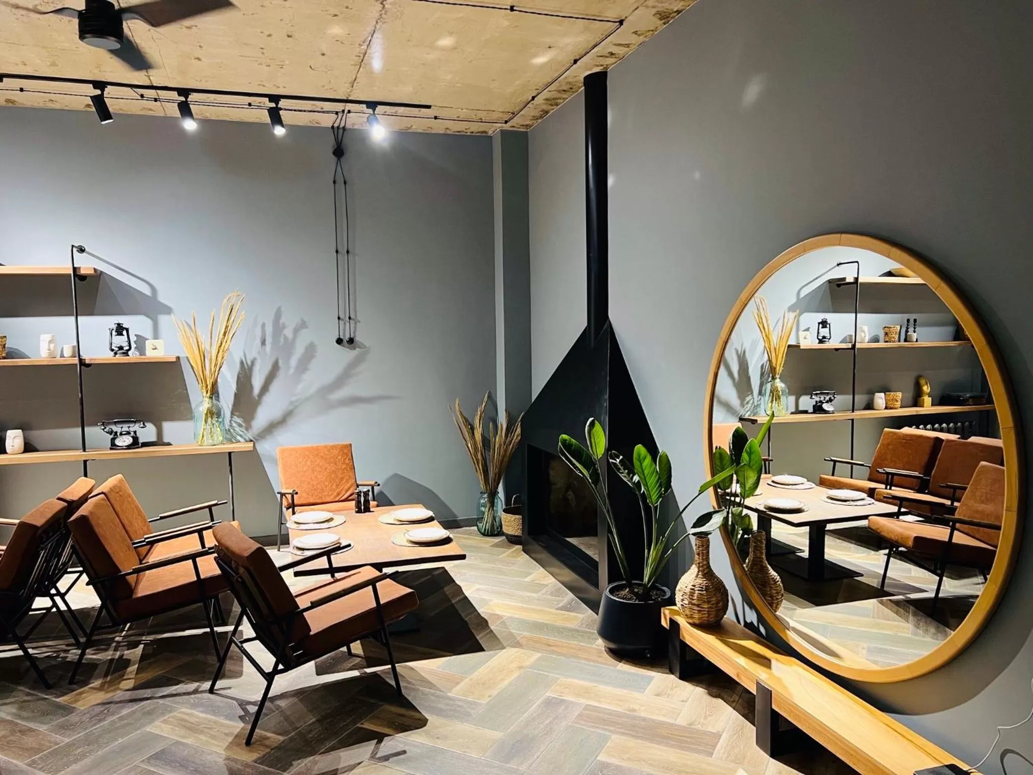 Restaurant/places to eat in Level Up Hotel & Restaurant