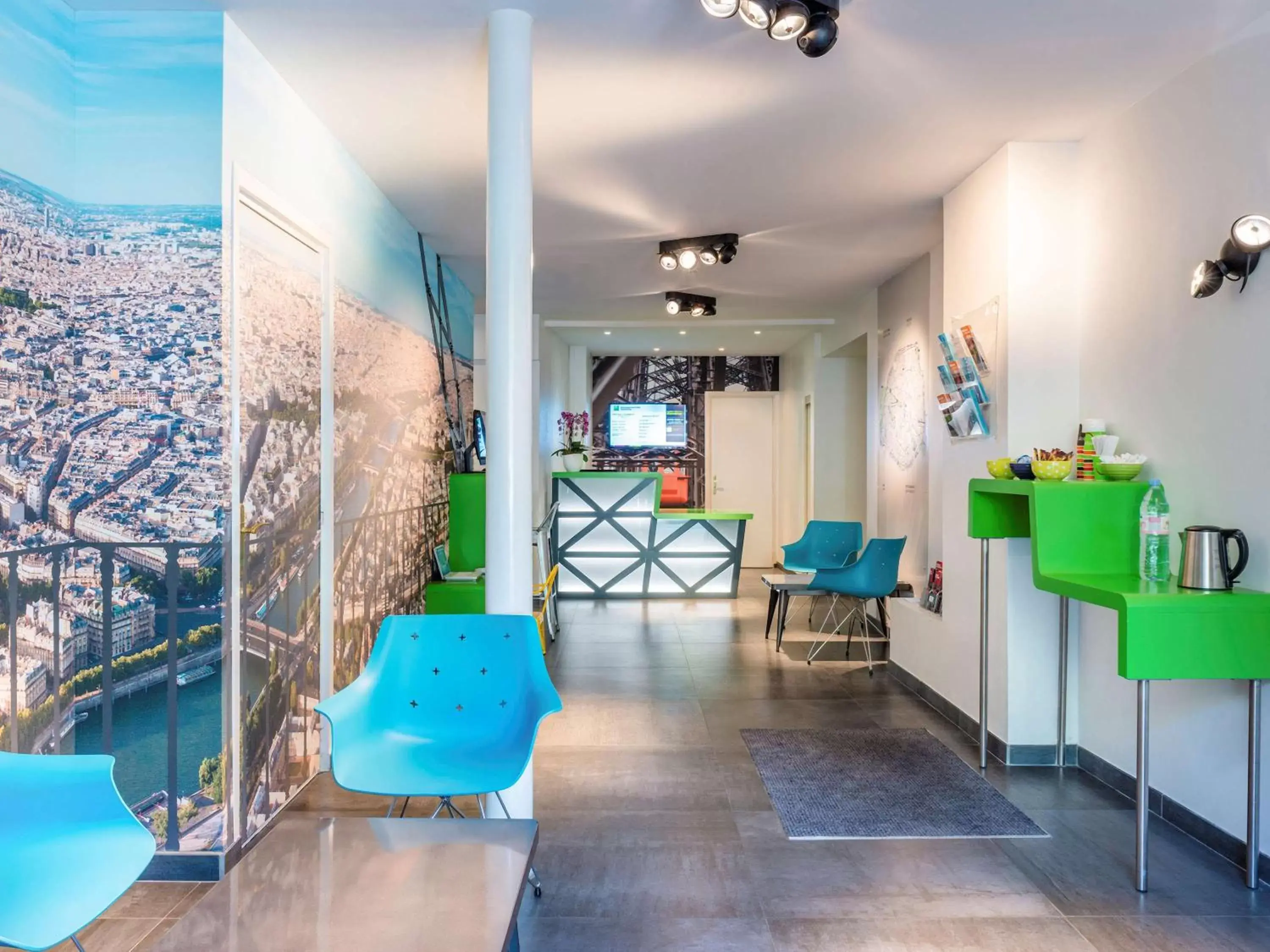 Lounge or bar in ibis Styles Paris Eiffel Cambronne Lounge or bar in ibis Styles Paris Eiffel Cambronne