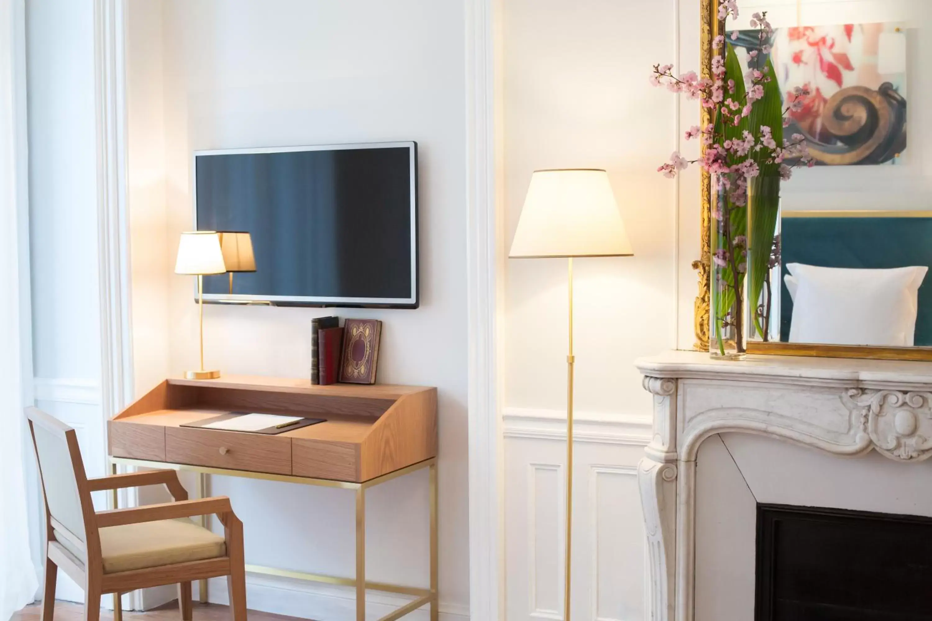 TV and multimedia, TV/Entertainment Center in Hôtel Alfred Sommier