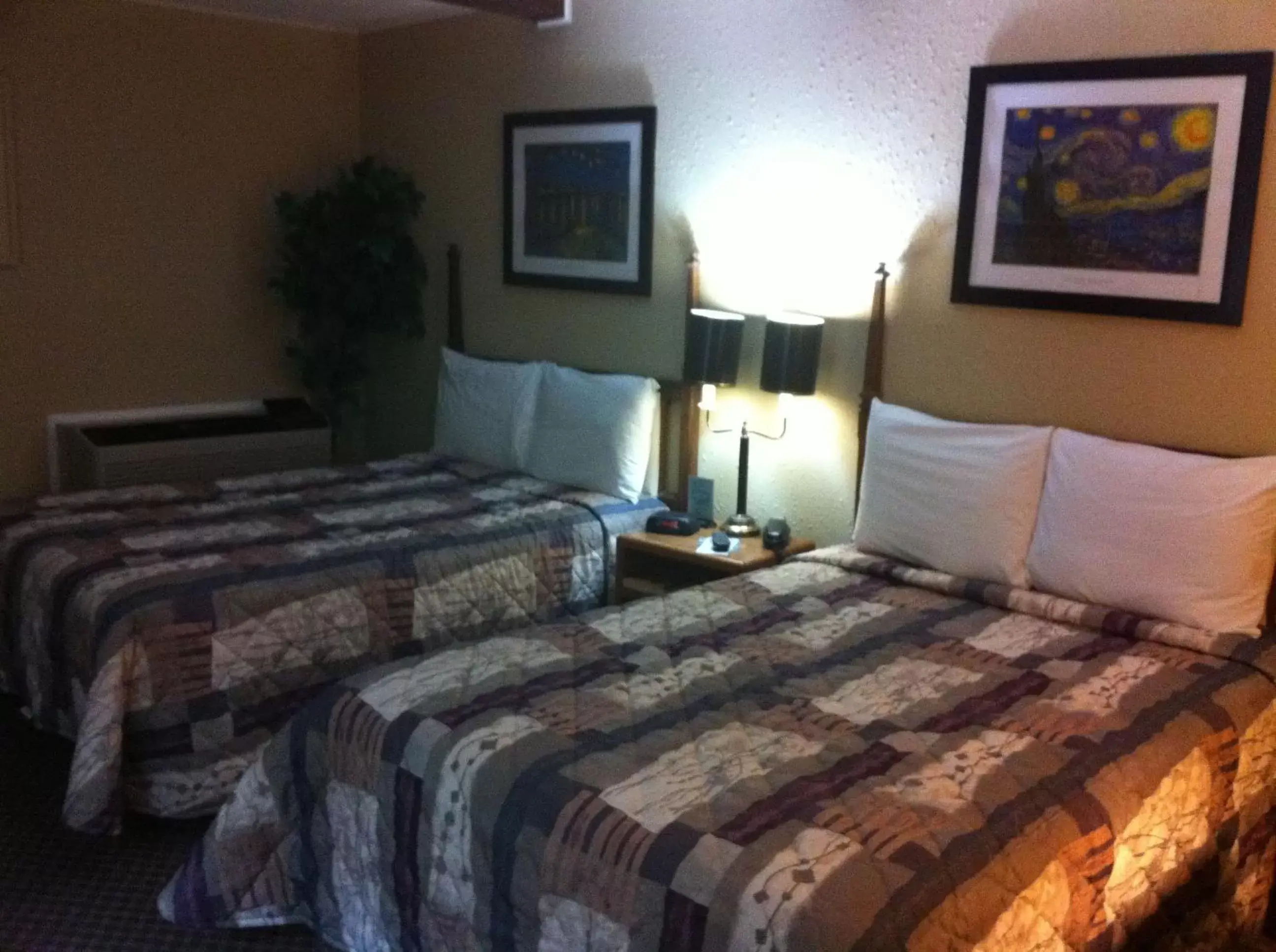 Photo of the whole room, Bed in Rustic Motel Rolla