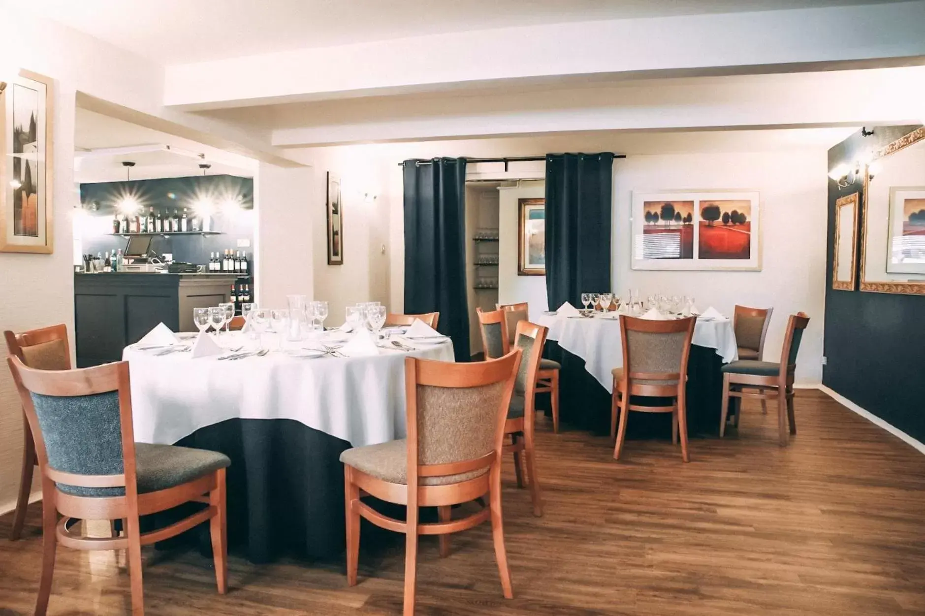 Restaurant/Places to Eat in Wycliffe Hotel