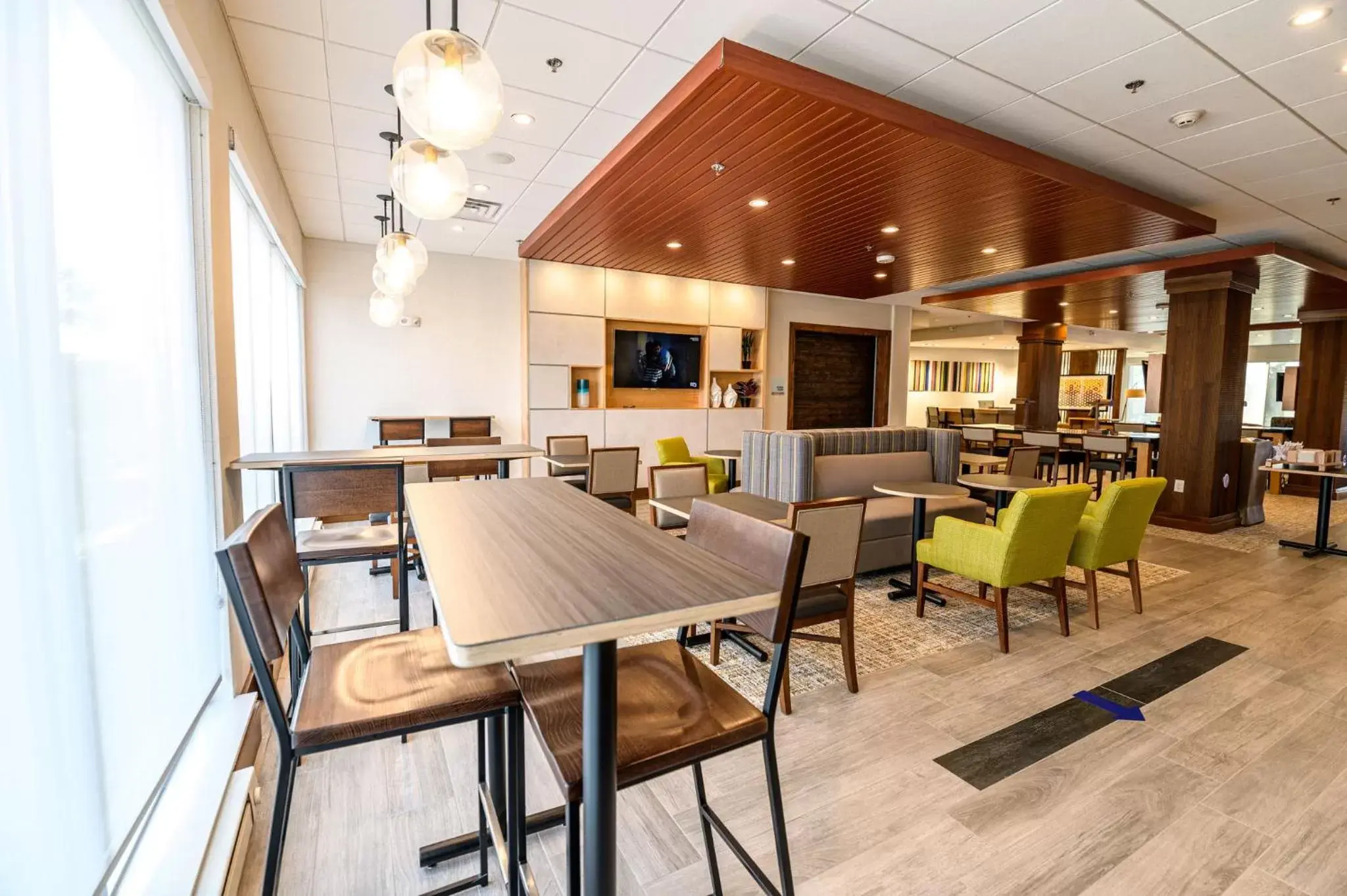 Property building, Restaurant/Places to Eat in Holiday Inn Express & Suites Dayton East - Beavercreek