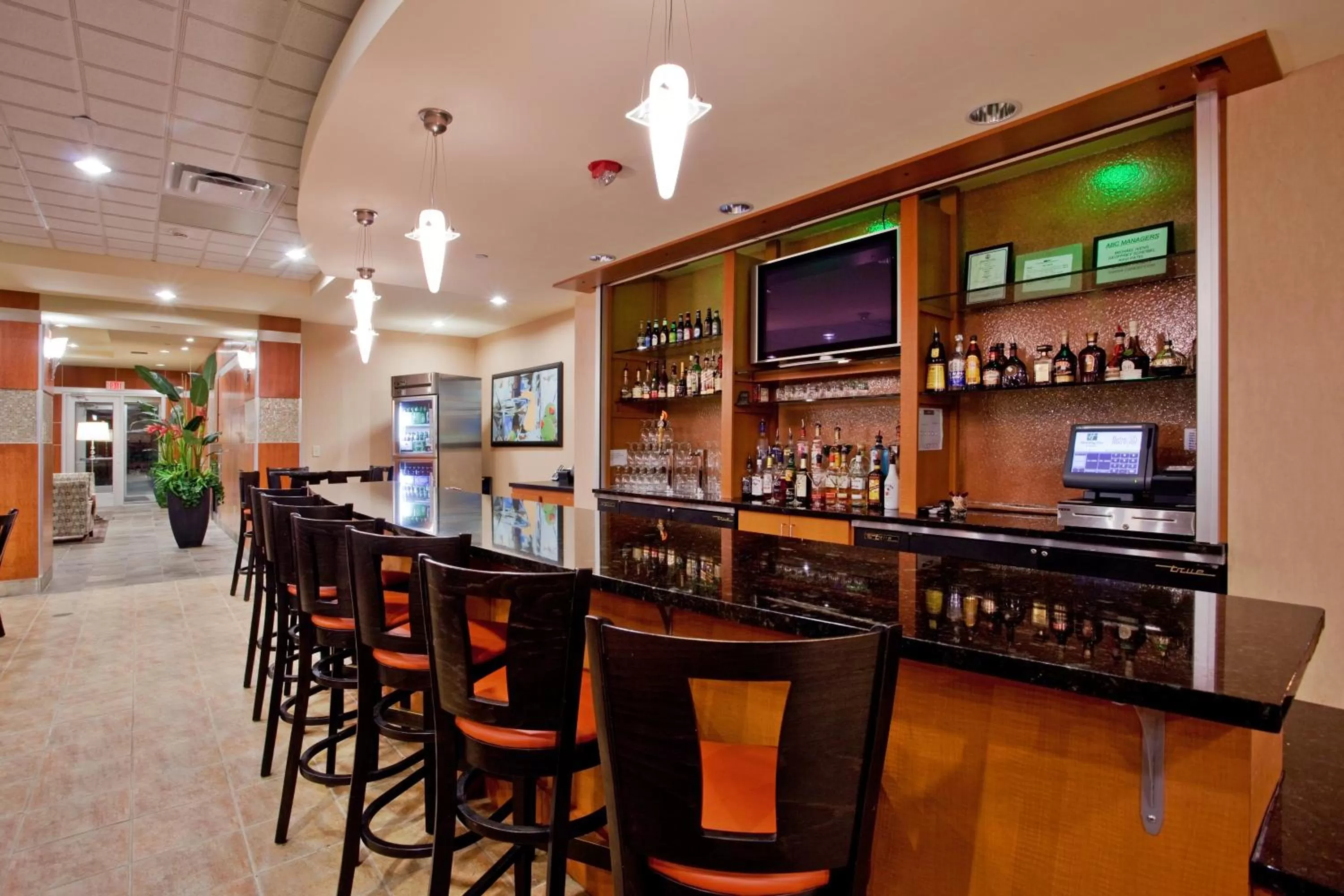 Lounge or bar in Holiday Inn Hotel & Suites Gateway by IHG