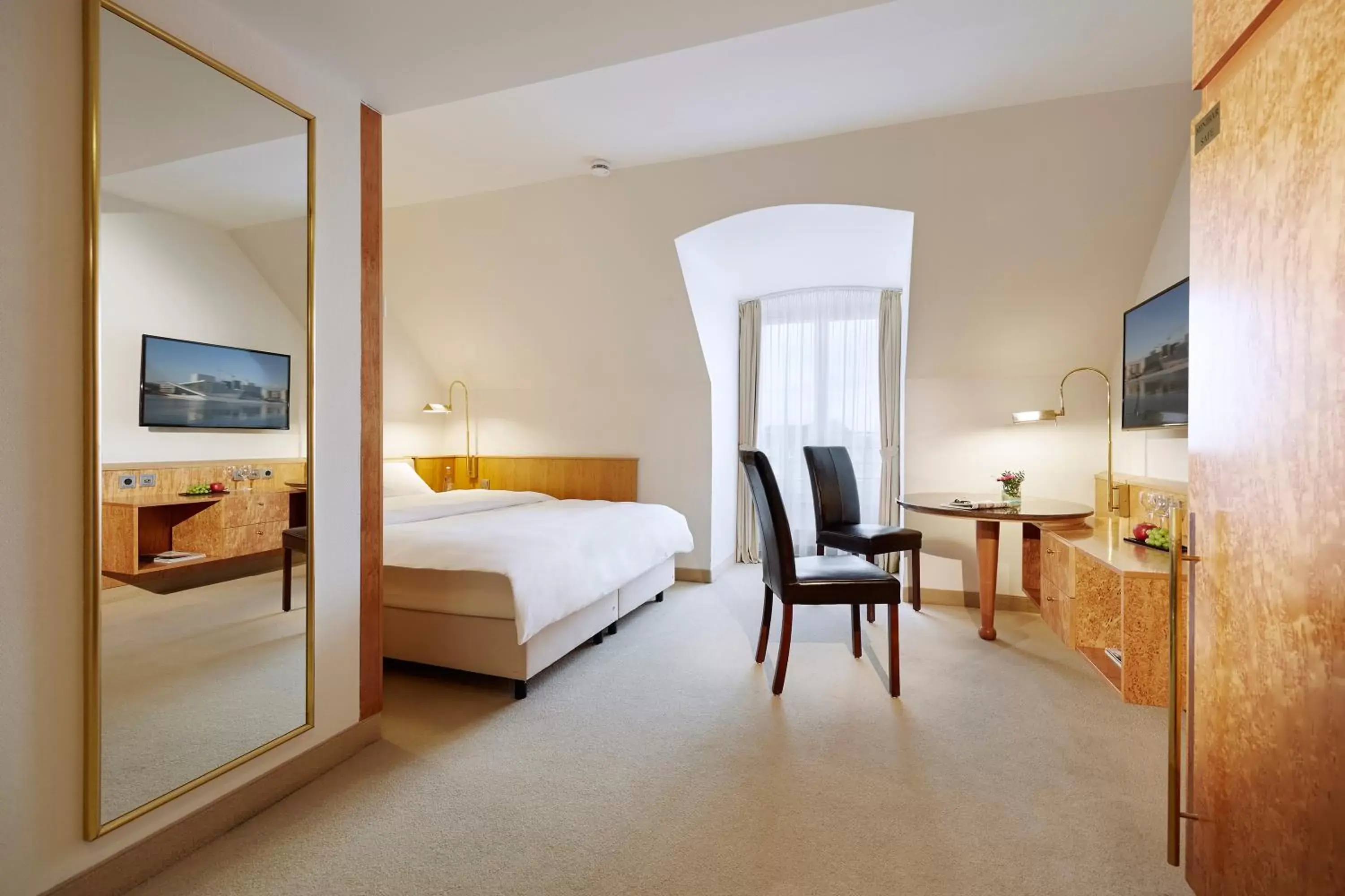 Photo of the whole room, Bed in Lindner Hotel Dusseldorf Airport