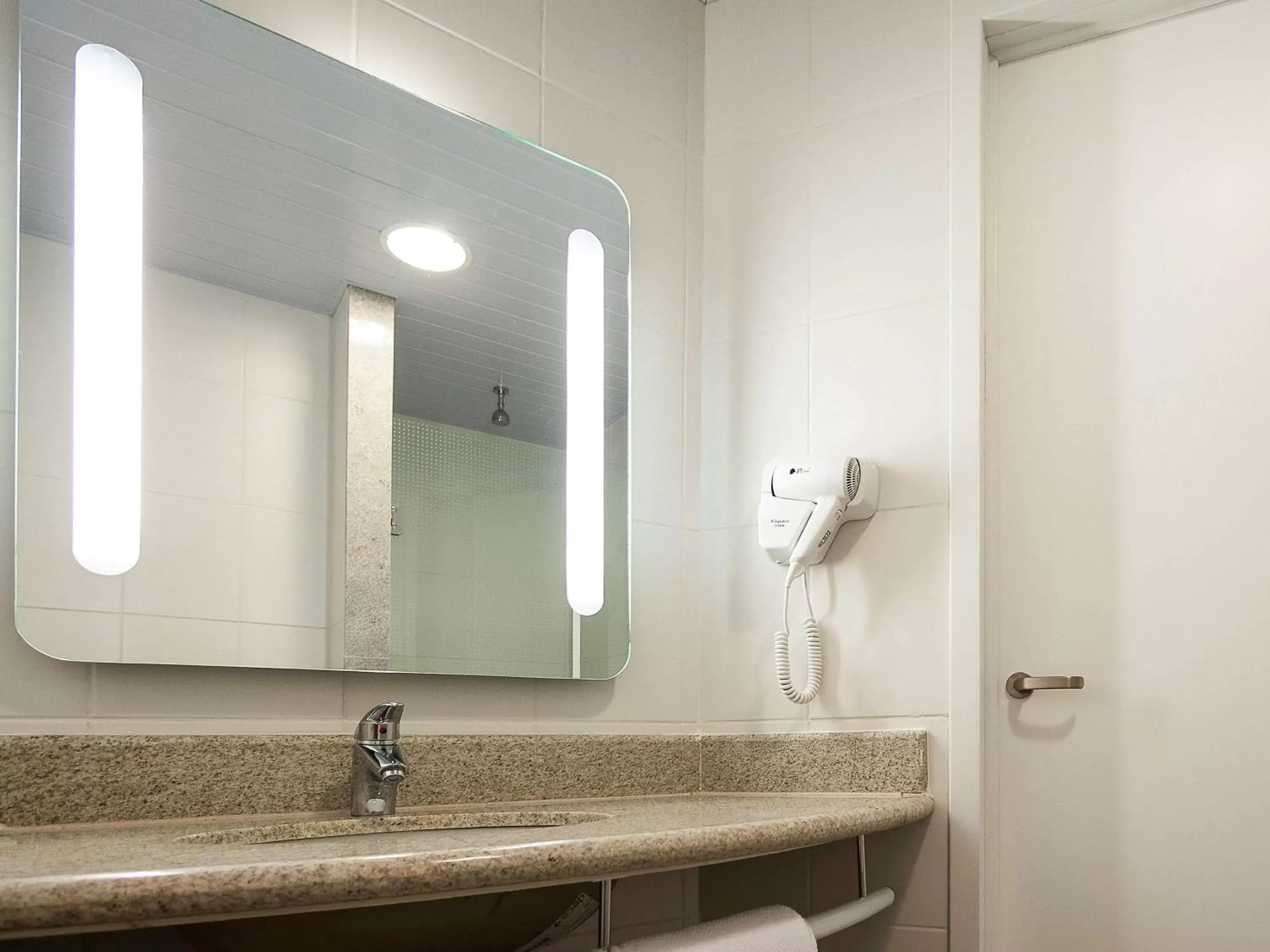 Photo of the whole room, Bathroom in ibis Mogi das Cruzes Shopping