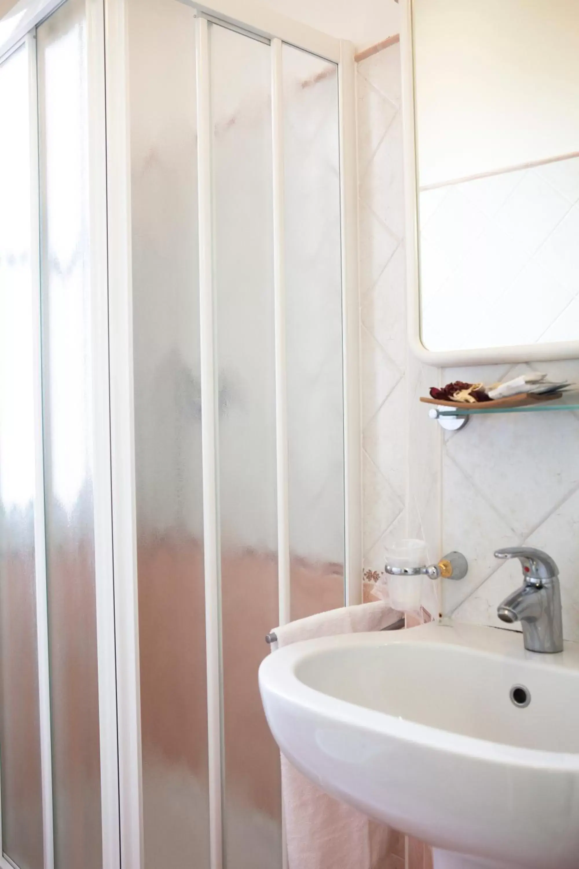 Shower, Bathroom in Hotel Sant'Angelo