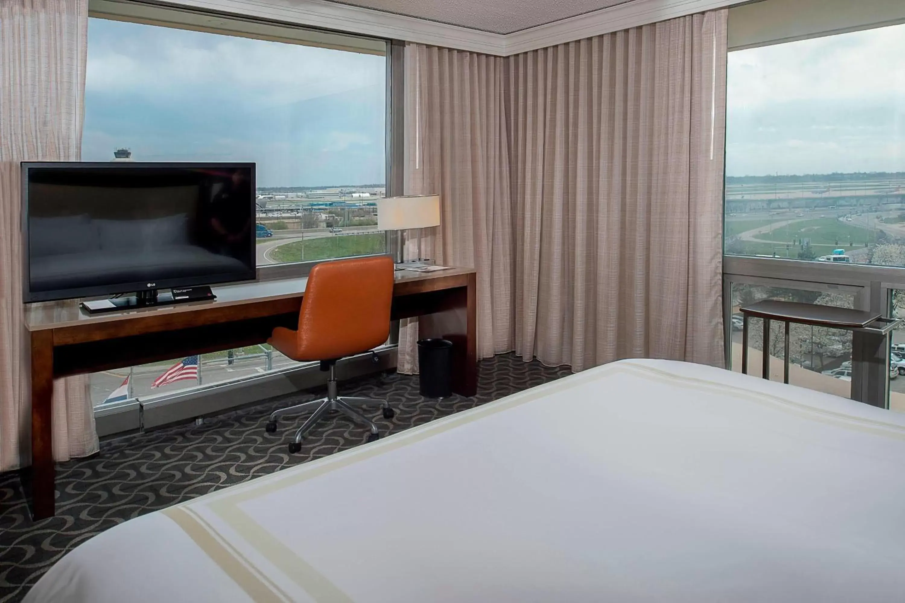 Photo of the whole room, TV/Entertainment Center in Marriott St. Louis Airport