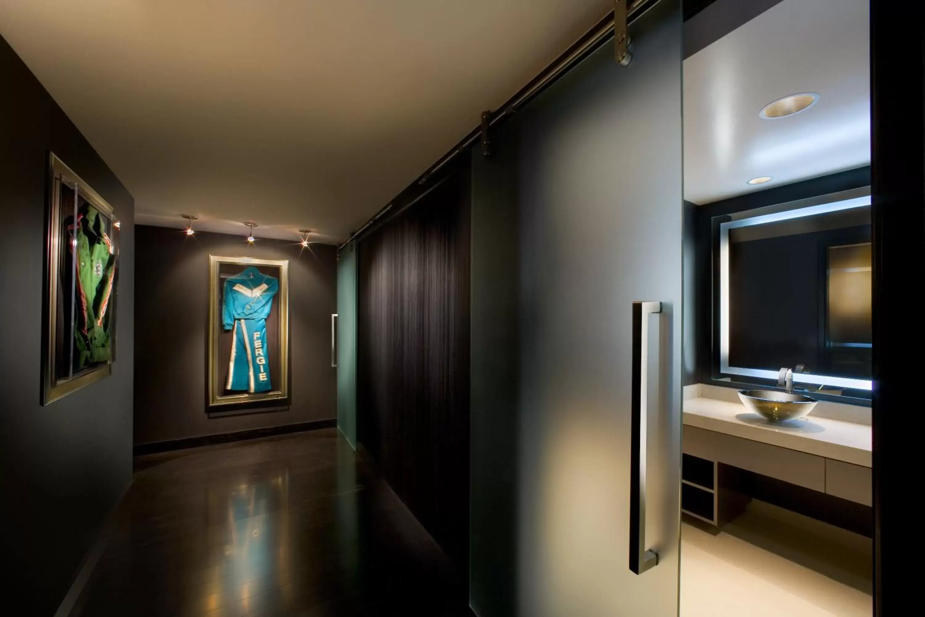 Bathroom, TV/Entertainment Center in Hard Rock Hotel San Diego