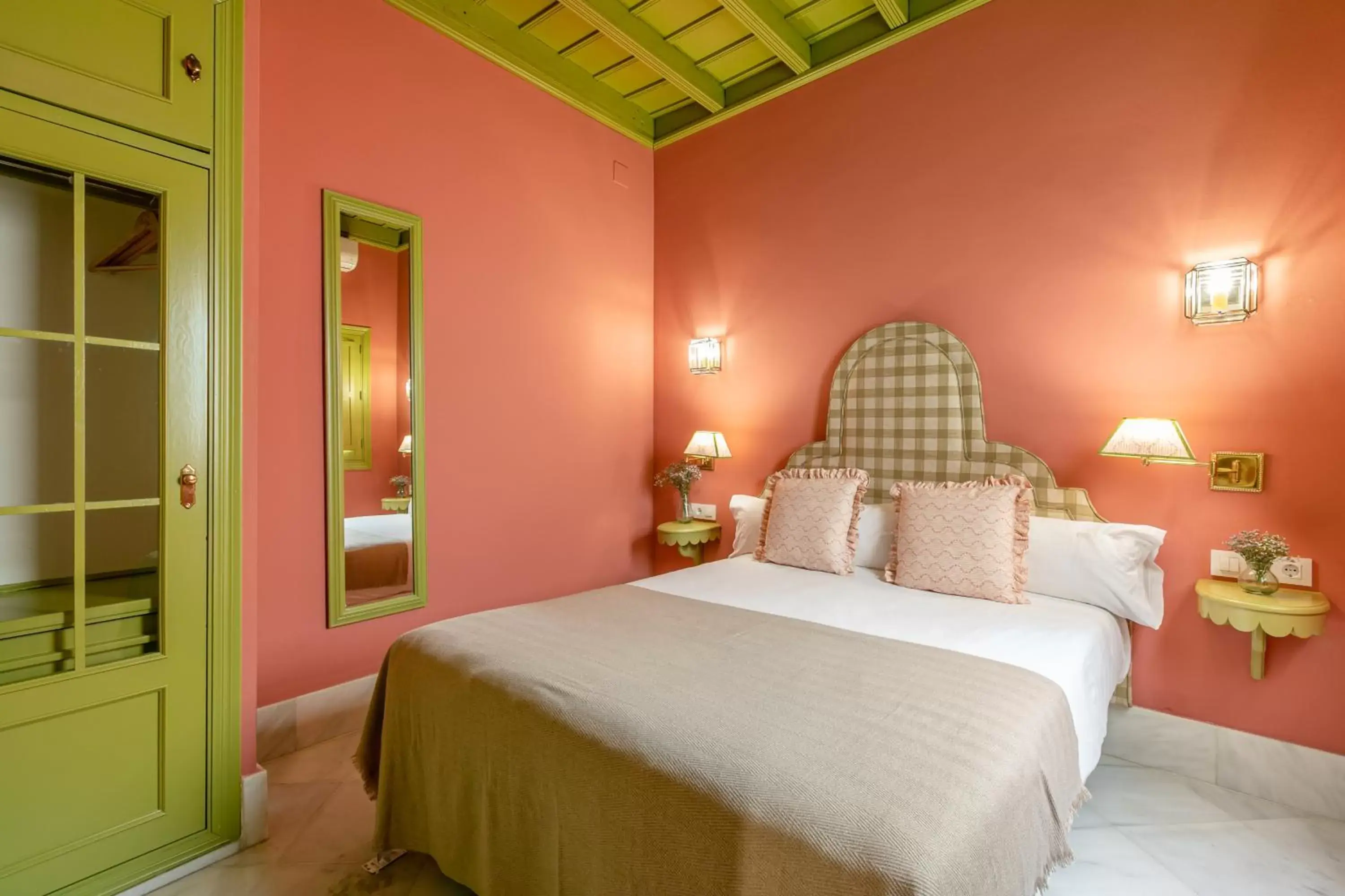Photo of the whole room, Bed in La Abadia de Giralda