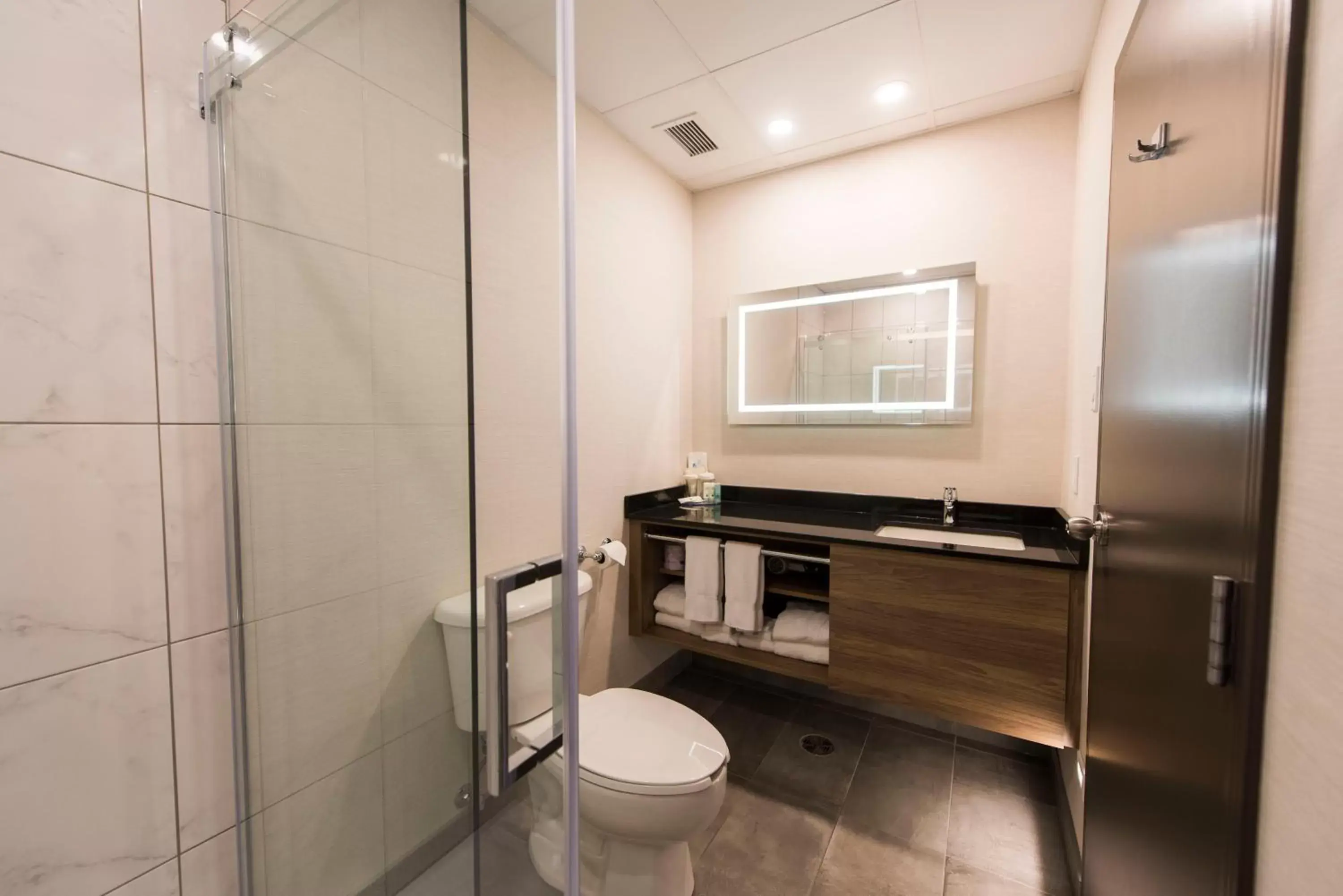 Bathroom in Hôtel Quality Suites Drummondville